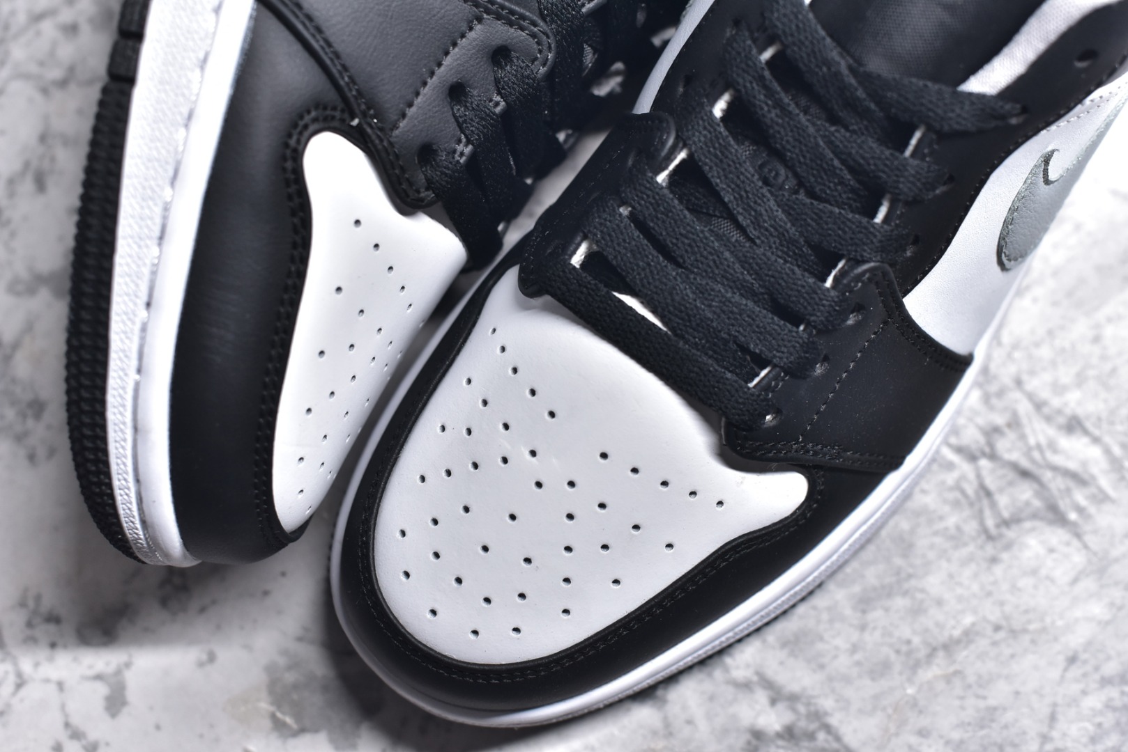 图片[8]-#特价 头层皮️ 性价比天花板级 Air Jordan 1 Low 低帮 AJ1乔1低帮休闲板鞋 同步官方配色 市场唯一独家头层皮打造 原鞋原档案开发 原厂皮料 原档冲孔鞋头 正确满胶鞋垫 四线拉帮 原厂织唛标 鞋舌高弹海绵 尺码：36 36.5 37.5 38 38.5 39 40 40.5 41 42 42.5 43 44 44.5 45 46-选品中心
