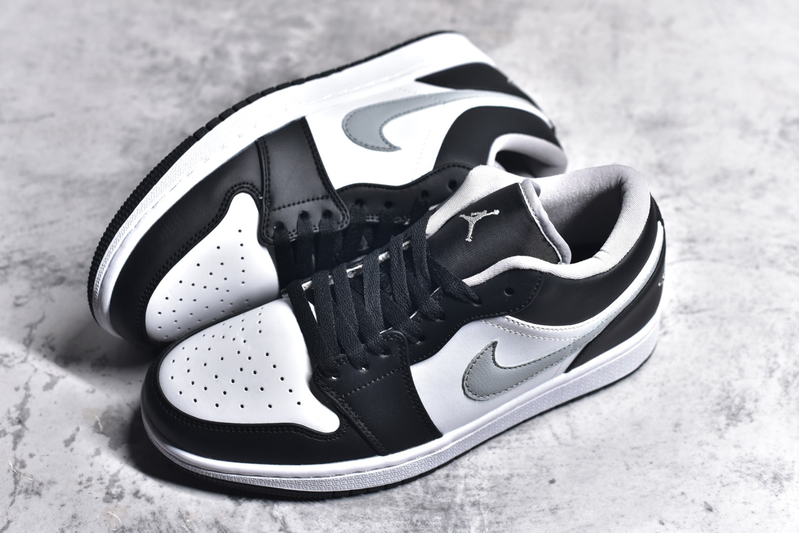 图片[7]-#特价 头层皮️ 性价比天花板级 Air Jordan 1 Low 低帮 AJ1乔1低帮休闲板鞋 同步官方配色 市场唯一独家头层皮打造 原鞋原档案开发 原厂皮料 原档冲孔鞋头 正确满胶鞋垫 四线拉帮 原厂织唛标 鞋舌高弹海绵 尺码：36 36.5 37.5 38 38.5 39 40 40.5 41 42 42.5 43 44 44.5 45 46-选品中心