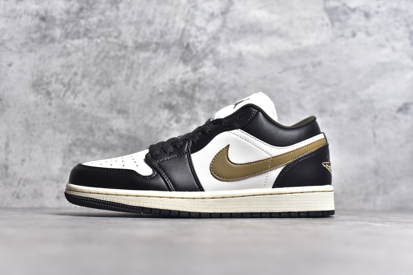 #特价 头层皮️ 性价比天花板级 Air Jordan 1 Low 低帮 AJ1乔1低帮休闲板鞋 同步官方配色 市场唯一独家头层皮打造 原鞋原档案开发 原厂皮料 原档冲孔鞋头 正确满胶鞋垫 四线拉帮 原厂织唛标 鞋舌高弹海绵 尺码：36 36.5 37.5 38 38.5 39 40 40.5 41 42 42.5 43 44 44.5 45 46-选品中心