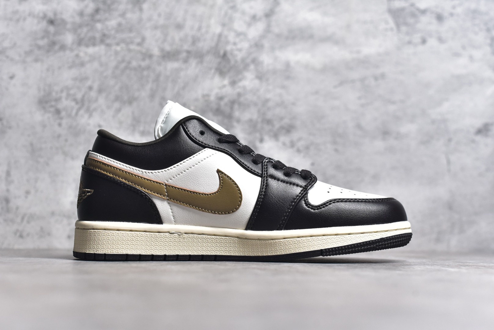 图片[3]-#特价 头层皮️ 性价比天花板级 Air Jordan 1 Low 低帮 AJ1乔1低帮休闲板鞋 同步官方配色 市场唯一独家头层皮打造 原鞋原档案开发 原厂皮料 原档冲孔鞋头 正确满胶鞋垫 四线拉帮 原厂织唛标 鞋舌高弹海绵 尺码：36 36.5 37.5 38 38.5 39 40 40.5 41 42 42.5 43 44 44.5 45 46-选品中心