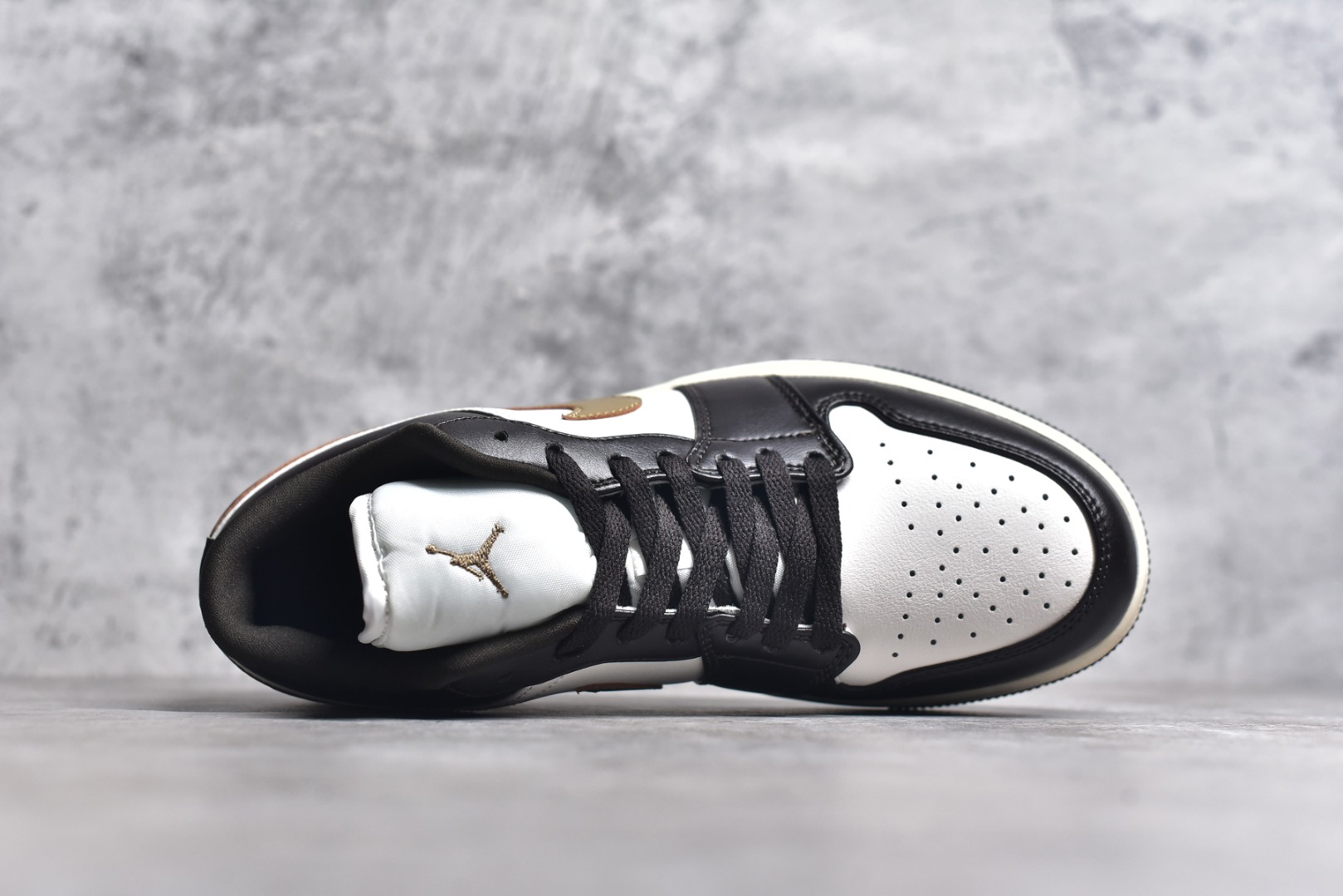 图片[4]-#特价 头层皮️ 性价比天花板级 Air Jordan 1 Low 低帮 AJ1乔1低帮休闲板鞋 同步官方配色 市场唯一独家头层皮打造 原鞋原档案开发 原厂皮料 原档冲孔鞋头 正确满胶鞋垫 四线拉帮 原厂织唛标 鞋舌高弹海绵 尺码：36 36.5 37.5 38 38.5 39 40 40.5 41 42 42.5 43 44 44.5 45 46-选品中心