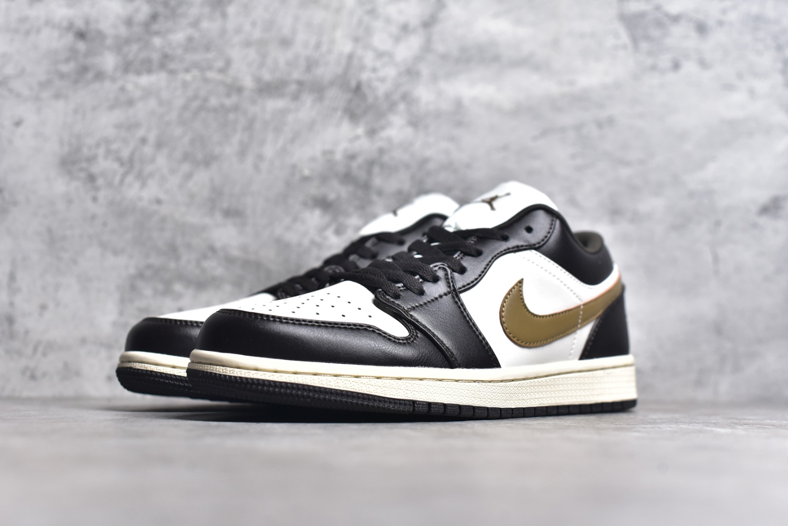 图片[2]-#特价 头层皮️ 性价比天花板级 Air Jordan 1 Low 低帮 AJ1乔1低帮休闲板鞋 同步官方配色 市场唯一独家头层皮打造 原鞋原档案开发 原厂皮料 原档冲孔鞋头 正确满胶鞋垫 四线拉帮 原厂织唛标 鞋舌高弹海绵 尺码：36 36.5 37.5 38 38.5 39 40 40.5 41 42 42.5 43 44 44.5 45 46-选品中心