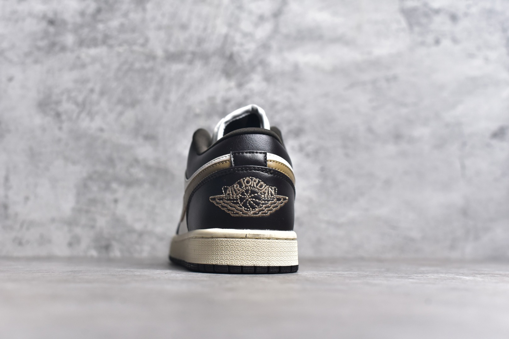 图片[5]-#特价 头层皮️ 性价比天花板级 Air Jordan 1 Low 低帮 AJ1乔1低帮休闲板鞋 同步官方配色 市场唯一独家头层皮打造 原鞋原档案开发 原厂皮料 原档冲孔鞋头 正确满胶鞋垫 四线拉帮 原厂织唛标 鞋舌高弹海绵 尺码：36 36.5 37.5 38 38.5 39 40 40.5 41 42 42.5 43 44 44.5 45 46-选品中心