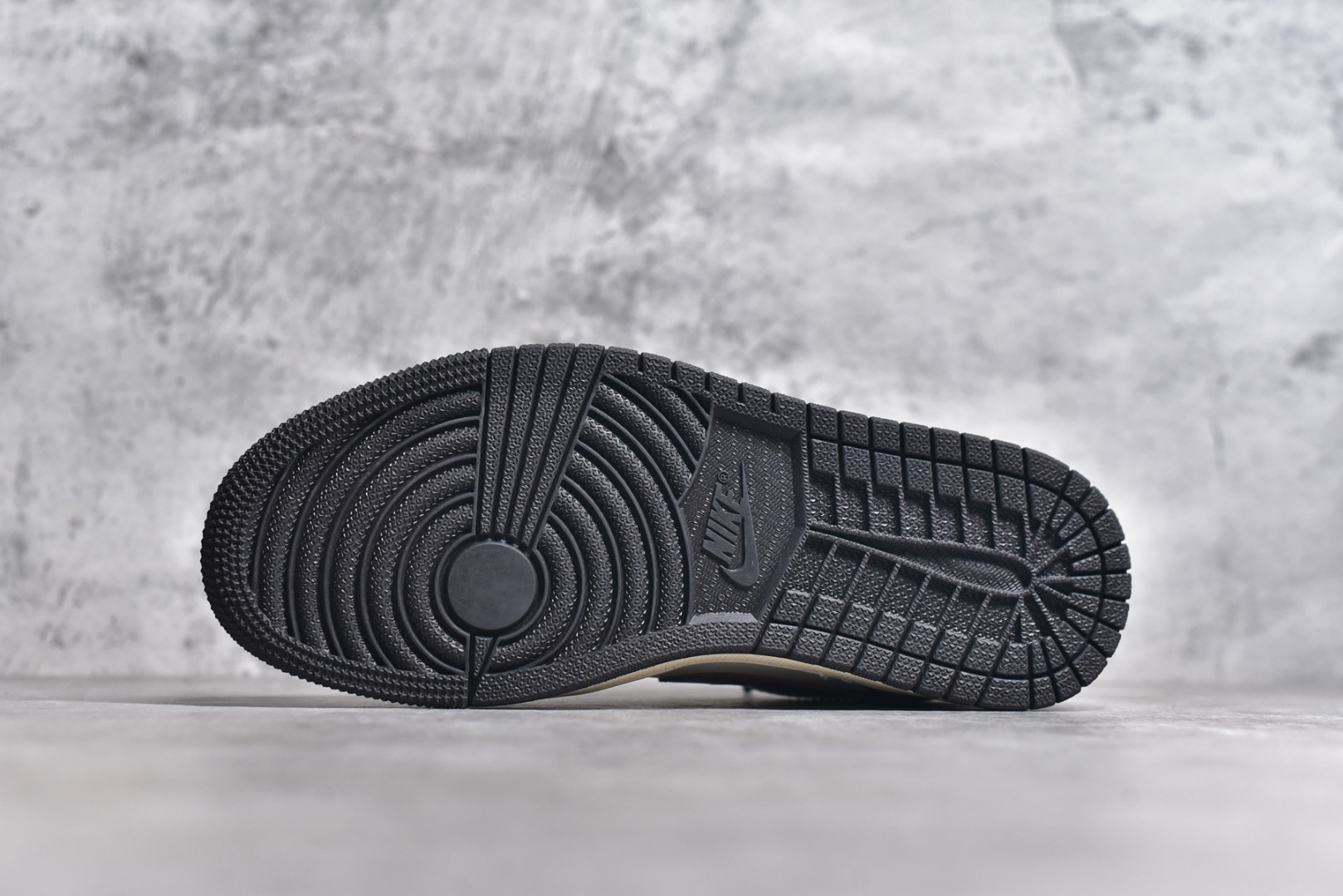 图片[6]-#特价 头层皮️ 性价比天花板级 Air Jordan 1 Low 低帮 AJ1乔1低帮休闲板鞋 同步官方配色 市场唯一独家头层皮打造 原鞋原档案开发 原厂皮料 原档冲孔鞋头 正确满胶鞋垫 四线拉帮 原厂织唛标 鞋舌高弹海绵 尺码：36 36.5 37.5 38 38.5 39 40 40.5 41 42 42.5 43 44 44.5 45 46-选品中心
