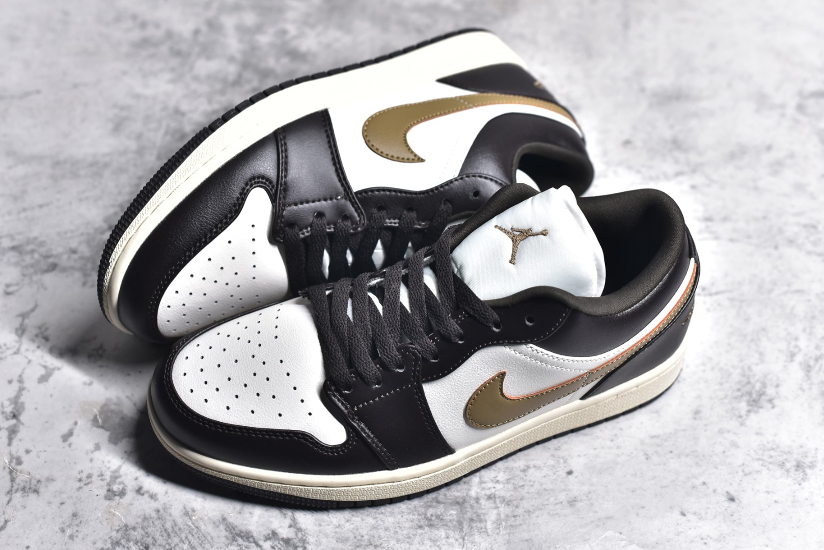 图片[7]-#特价 头层皮️ 性价比天花板级 Air Jordan 1 Low 低帮 AJ1乔1低帮休闲板鞋 同步官方配色 市场唯一独家头层皮打造 原鞋原档案开发 原厂皮料 原档冲孔鞋头 正确满胶鞋垫 四线拉帮 原厂织唛标 鞋舌高弹海绵 尺码：36 36.5 37.5 38 38.5 39 40 40.5 41 42 42.5 43 44 44.5 45 46-选品中心