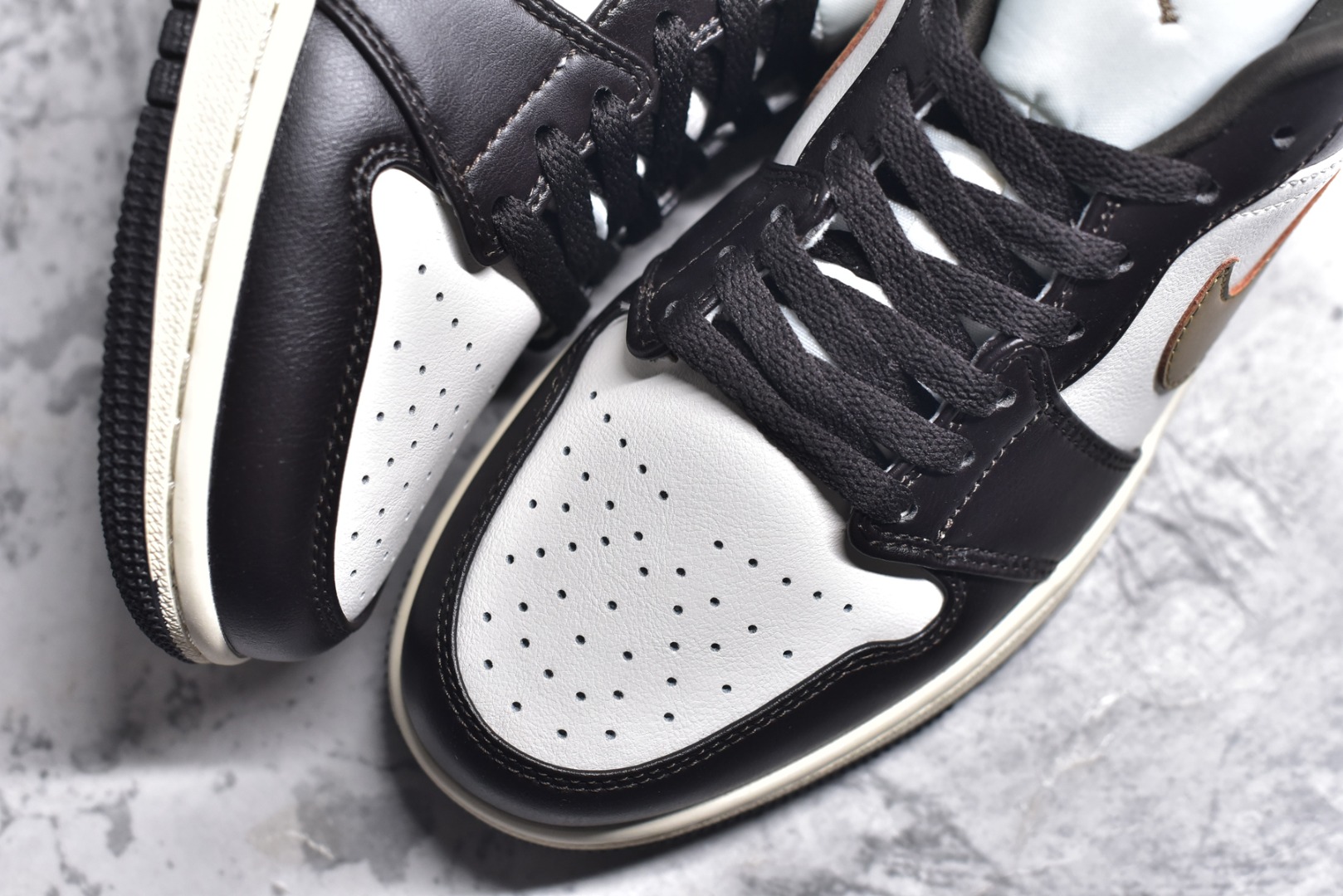 图片[8]-#特价 头层皮️ 性价比天花板级 Air Jordan 1 Low 低帮 AJ1乔1低帮休闲板鞋 同步官方配色 市场唯一独家头层皮打造 原鞋原档案开发 原厂皮料 原档冲孔鞋头 正确满胶鞋垫 四线拉帮 原厂织唛标 鞋舌高弹海绵 尺码：36 36.5 37.5 38 38.5 39 40 40.5 41 42 42.5 43 44 44.5 45 46-选品中心