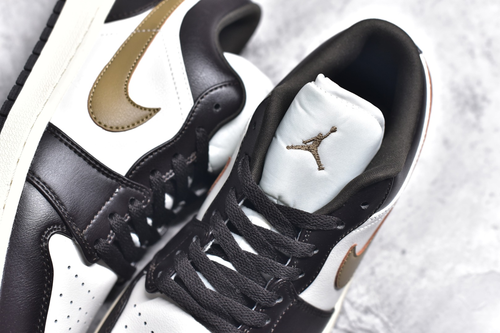图片[9]-#特价 头层皮️ 性价比天花板级 Air Jordan 1 Low 低帮 AJ1乔1低帮休闲板鞋 同步官方配色 市场唯一独家头层皮打造 原鞋原档案开发 原厂皮料 原档冲孔鞋头 正确满胶鞋垫 四线拉帮 原厂织唛标 鞋舌高弹海绵 尺码：36 36.5 37.5 38 38.5 39 40 40.5 41 42 42.5 43 44 44.5 45 46-选品中心