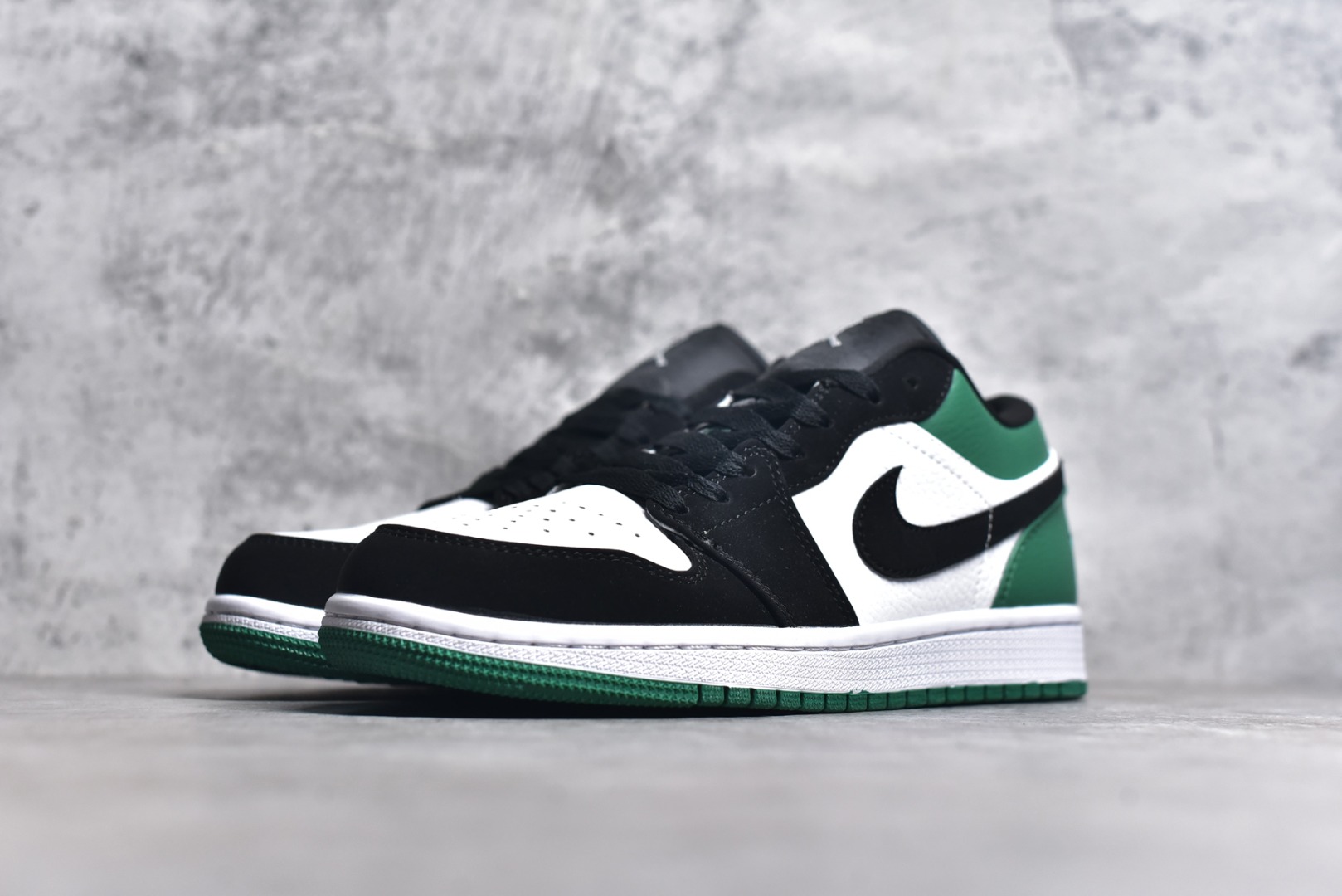 图片[2]-#特价 头层皮️ 性价比天花板级 Air Jordan 1 Low 低帮 AJ1乔1低帮休闲板鞋 同步官方配色 市场唯一独家头层皮打造 原鞋原档案开发 原厂皮料 原档冲孔鞋头 正确满胶鞋垫 四线拉帮 原厂织唛标 鞋舌高弹海绵 尺码：36 36.5 37.5 38 38.5 39 40 40.5 41 42 42.5 43 44 44.5 45 46-选品中心