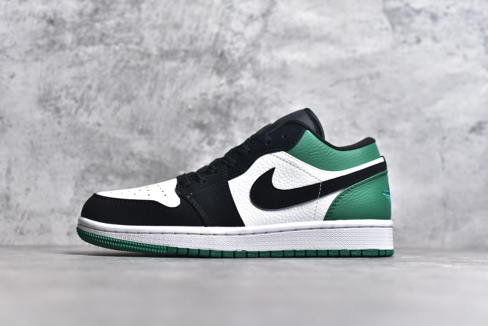#特价 头层皮️ 性价比天花板级 Air Jordan 1 Low 低帮 AJ1乔1低帮休闲板鞋 同步官方配色 市场唯一独家头层皮打造 原鞋原档案开发 原厂皮料 原档冲孔鞋头 正确满胶鞋垫 四线拉帮 原厂织唛标 鞋舌高弹海绵 尺码：36 36.5 37.5 38 38.5 39 40 40.5 41 42 42.5 43 44 44.5 45 46-选品中心