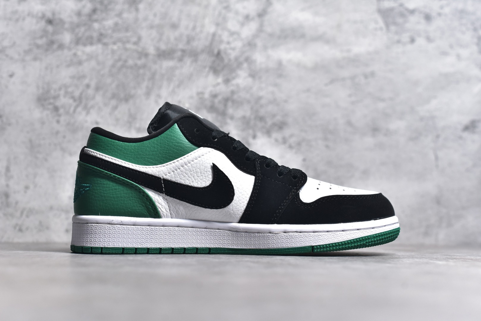 图片[3]-#特价 头层皮️ 性价比天花板级 Air Jordan 1 Low 低帮 AJ1乔1低帮休闲板鞋 同步官方配色 市场唯一独家头层皮打造 原鞋原档案开发 原厂皮料 原档冲孔鞋头 正确满胶鞋垫 四线拉帮 原厂织唛标 鞋舌高弹海绵 尺码：36 36.5 37.5 38 38.5 39 40 40.5 41 42 42.5 43 44 44.5 45 46-选品中心