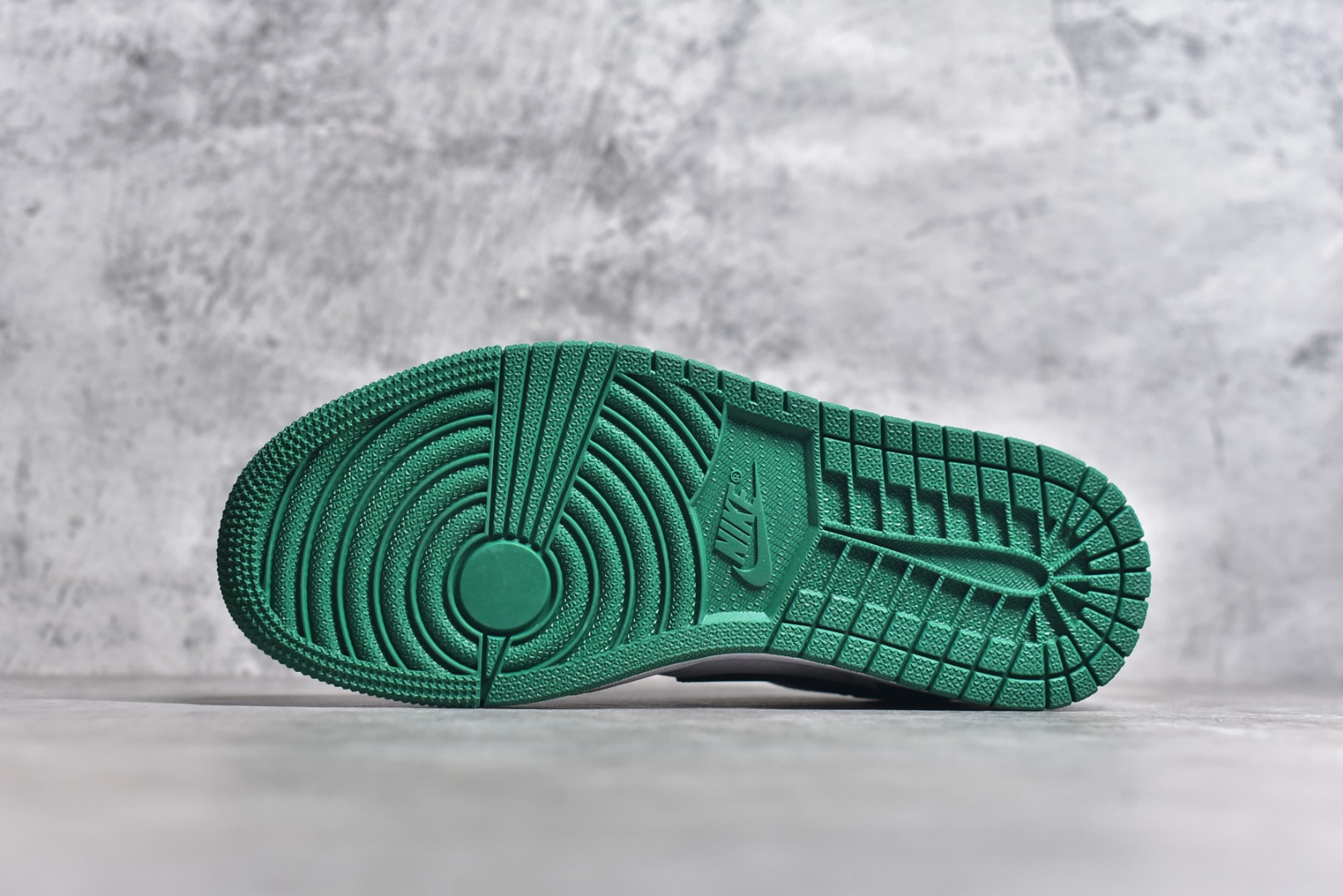图片[6]-#特价 头层皮️ 性价比天花板级 Air Jordan 1 Low 低帮 AJ1乔1低帮休闲板鞋 同步官方配色 市场唯一独家头层皮打造 原鞋原档案开发 原厂皮料 原档冲孔鞋头 正确满胶鞋垫 四线拉帮 原厂织唛标 鞋舌高弹海绵 尺码：36 36.5 37.5 38 38.5 39 40 40.5 41 42 42.5 43 44 44.5 45 46-选品中心
