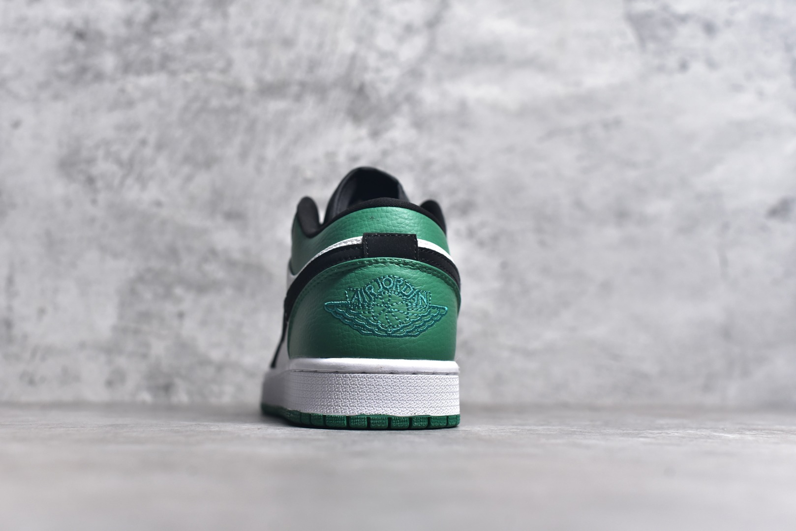图片[5]-#特价 头层皮️ 性价比天花板级 Air Jordan 1 Low 低帮 AJ1乔1低帮休闲板鞋 同步官方配色 市场唯一独家头层皮打造 原鞋原档案开发 原厂皮料 原档冲孔鞋头 正确满胶鞋垫 四线拉帮 原厂织唛标 鞋舌高弹海绵 尺码：36 36.5 37.5 38 38.5 39 40 40.5 41 42 42.5 43 44 44.5 45 46-选品中心
