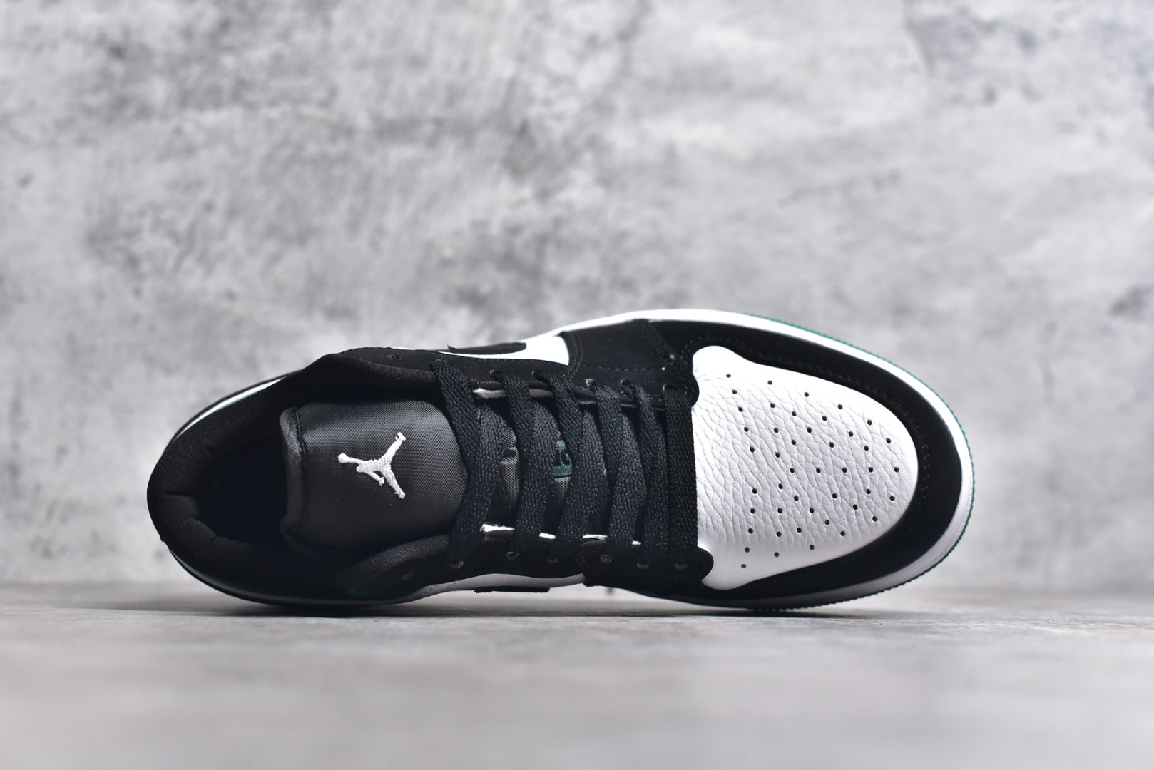 图片[4]-#特价 头层皮️ 性价比天花板级 Air Jordan 1 Low 低帮 AJ1乔1低帮休闲板鞋 同步官方配色 市场唯一独家头层皮打造 原鞋原档案开发 原厂皮料 原档冲孔鞋头 正确满胶鞋垫 四线拉帮 原厂织唛标 鞋舌高弹海绵 尺码：36 36.5 37.5 38 38.5 39 40 40.5 41 42 42.5 43 44 44.5 45 46-选品中心