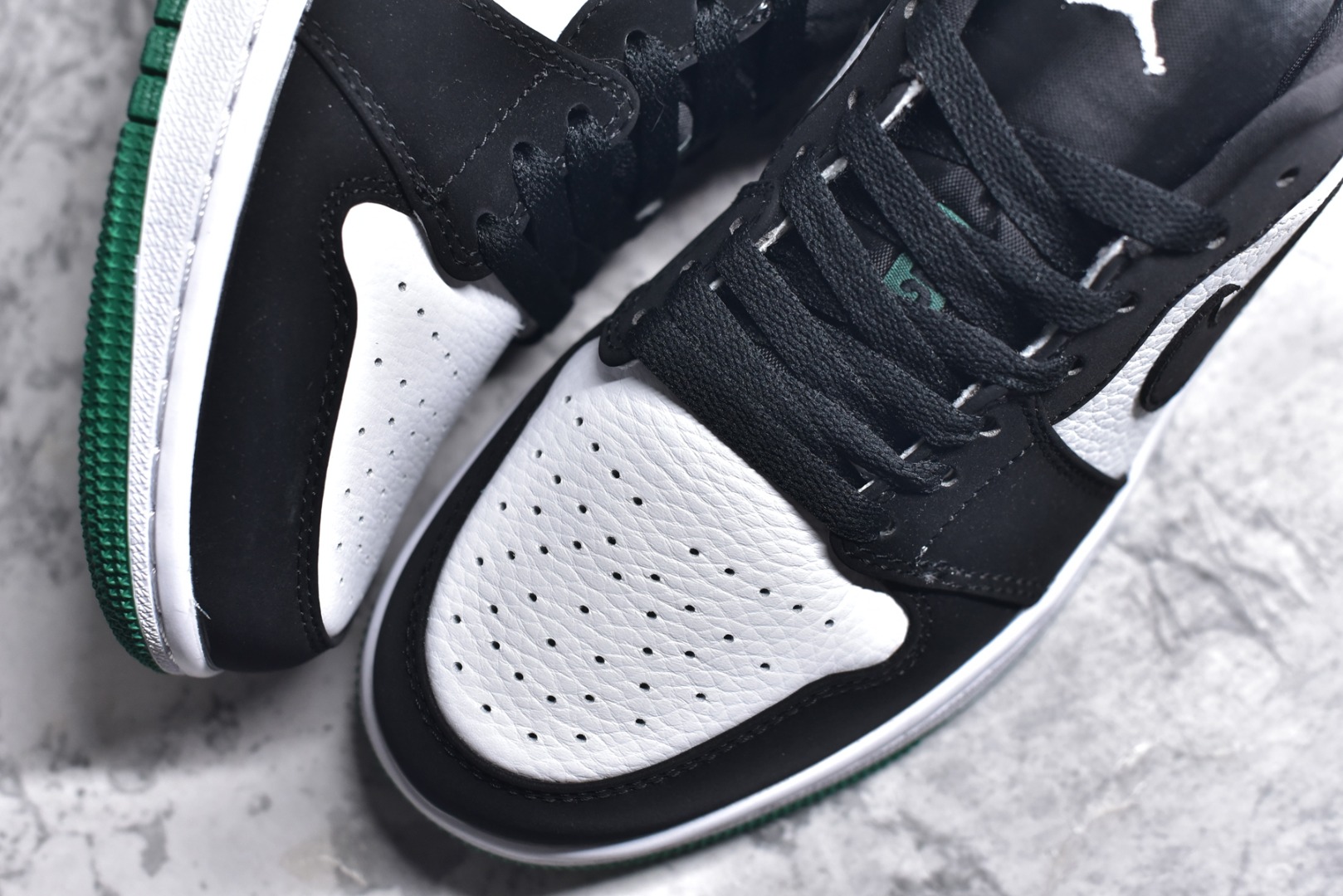 图片[8]-#特价 头层皮️ 性价比天花板级 Air Jordan 1 Low 低帮 AJ1乔1低帮休闲板鞋 同步官方配色 市场唯一独家头层皮打造 原鞋原档案开发 原厂皮料 原档冲孔鞋头 正确满胶鞋垫 四线拉帮 原厂织唛标 鞋舌高弹海绵 尺码：36 36.5 37.5 38 38.5 39 40 40.5 41 42 42.5 43 44 44.5 45 46-选品中心