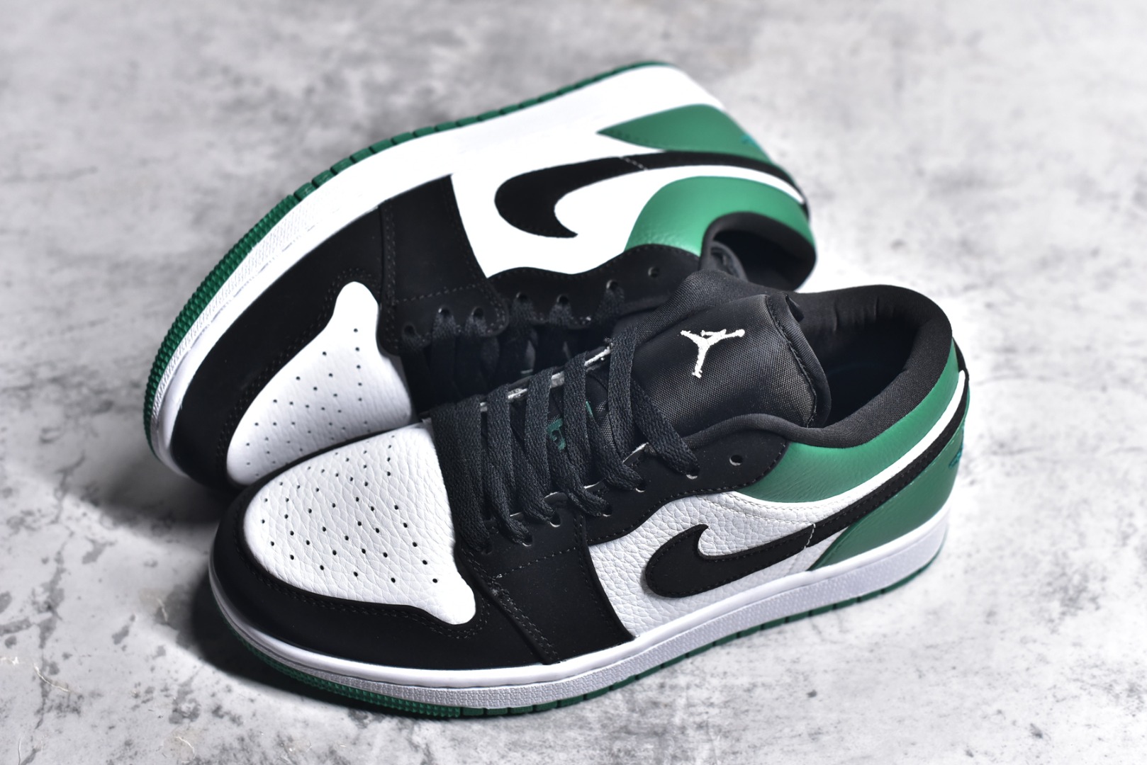 图片[7]-#特价 头层皮️ 性价比天花板级 Air Jordan 1 Low 低帮 AJ1乔1低帮休闲板鞋 同步官方配色 市场唯一独家头层皮打造 原鞋原档案开发 原厂皮料 原档冲孔鞋头 正确满胶鞋垫 四线拉帮 原厂织唛标 鞋舌高弹海绵 尺码：36 36.5 37.5 38 38.5 39 40 40.5 41 42 42.5 43 44 44.5 45 46-选品中心