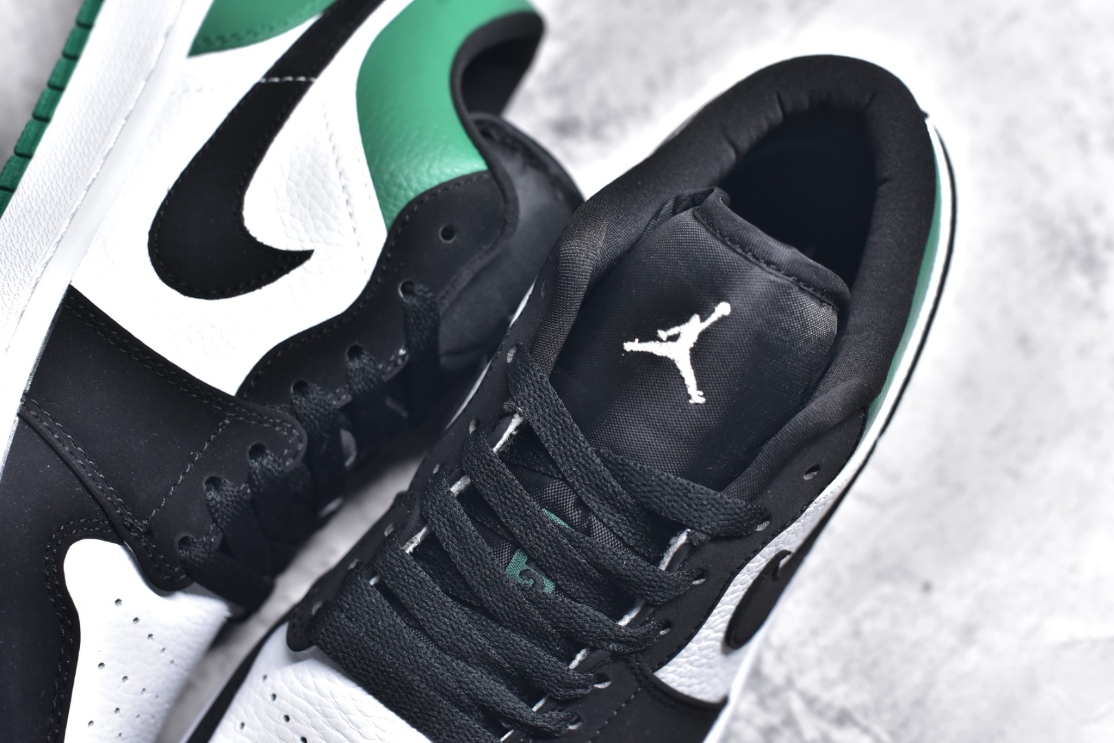 图片[9]-#特价 头层皮️ 性价比天花板级 Air Jordan 1 Low 低帮 AJ1乔1低帮休闲板鞋 同步官方配色 市场唯一独家头层皮打造 原鞋原档案开发 原厂皮料 原档冲孔鞋头 正确满胶鞋垫 四线拉帮 原厂织唛标 鞋舌高弹海绵 尺码：36 36.5 37.5 38 38.5 39 40 40.5 41 42 42.5 43 44 44.5 45 46-选品中心