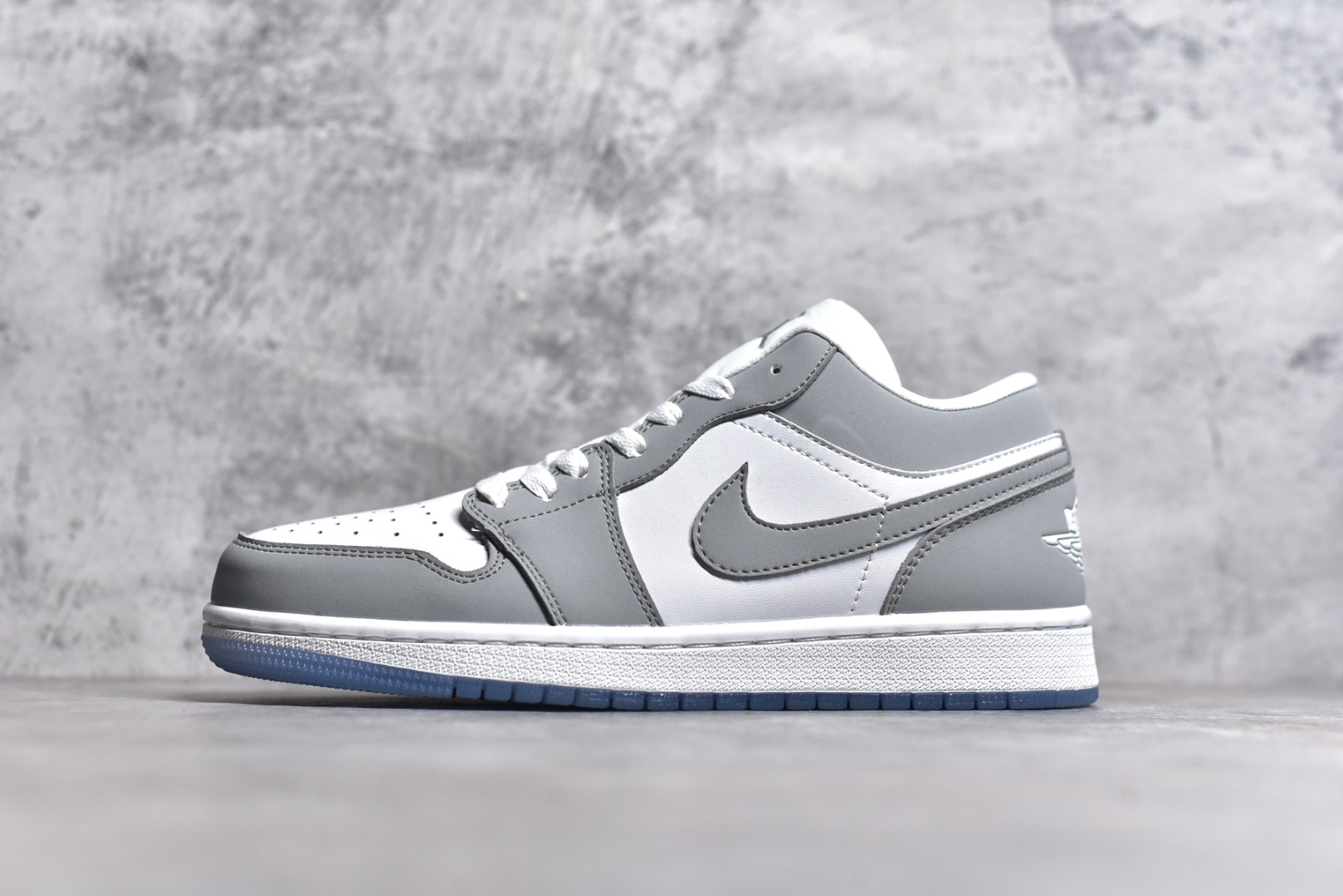 #特价 头层皮️ 性价比天花板级 Air Jordan 1 Low 低帮 AJ1乔1低帮休闲板鞋 同步官方配色 市场唯一独家头层皮打造 原鞋原档案开发 原厂皮料 原档冲孔鞋头 正确满胶鞋垫 四线拉帮 原厂织唛标 鞋舌高弹海绵 尺码：36 36.5 37.5 38 38.5 39 40 40.5 41 42 42.5 43 44 44.5 45 46-选品中心
