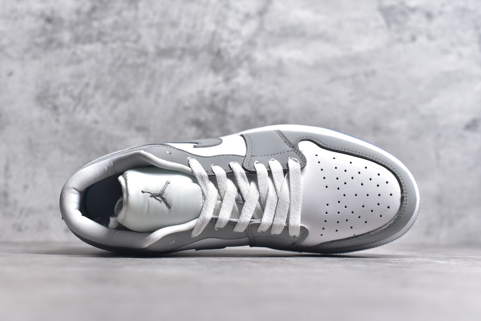 图片[4]-#特价 头层皮️ 性价比天花板级 Air Jordan 1 Low 低帮 AJ1乔1低帮休闲板鞋 同步官方配色 市场唯一独家头层皮打造 原鞋原档案开发 原厂皮料 原档冲孔鞋头 正确满胶鞋垫 四线拉帮 原厂织唛标 鞋舌高弹海绵 尺码：36 36.5 37.5 38 38.5 39 40 40.5 41 42 42.5 43 44 44.5 45 46-选品中心