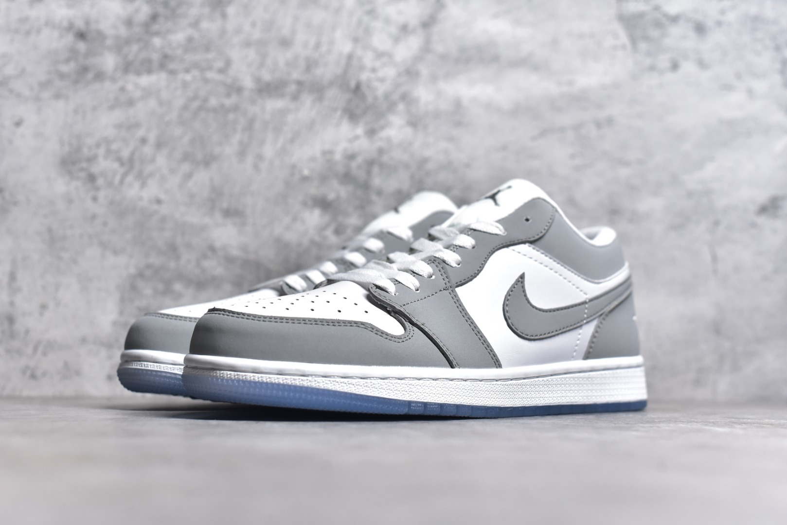 图片[2]-#特价 头层皮️ 性价比天花板级 Air Jordan 1 Low 低帮 AJ1乔1低帮休闲板鞋 同步官方配色 市场唯一独家头层皮打造 原鞋原档案开发 原厂皮料 原档冲孔鞋头 正确满胶鞋垫 四线拉帮 原厂织唛标 鞋舌高弹海绵 尺码：36 36.5 37.5 38 38.5 39 40 40.5 41 42 42.5 43 44 44.5 45 46-选品中心