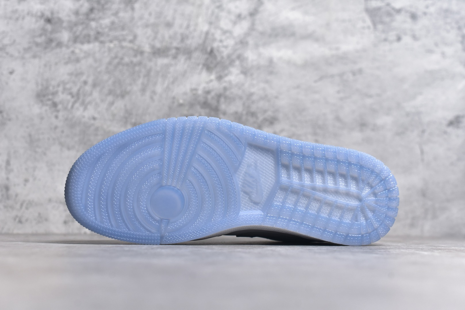 图片[6]-#特价 头层皮️ 性价比天花板级 Air Jordan 1 Low 低帮 AJ1乔1低帮休闲板鞋 同步官方配色 市场唯一独家头层皮打造 原鞋原档案开发 原厂皮料 原档冲孔鞋头 正确满胶鞋垫 四线拉帮 原厂织唛标 鞋舌高弹海绵 尺码：36 36.5 37.5 38 38.5 39 40 40.5 41 42 42.5 43 44 44.5 45 46-选品中心