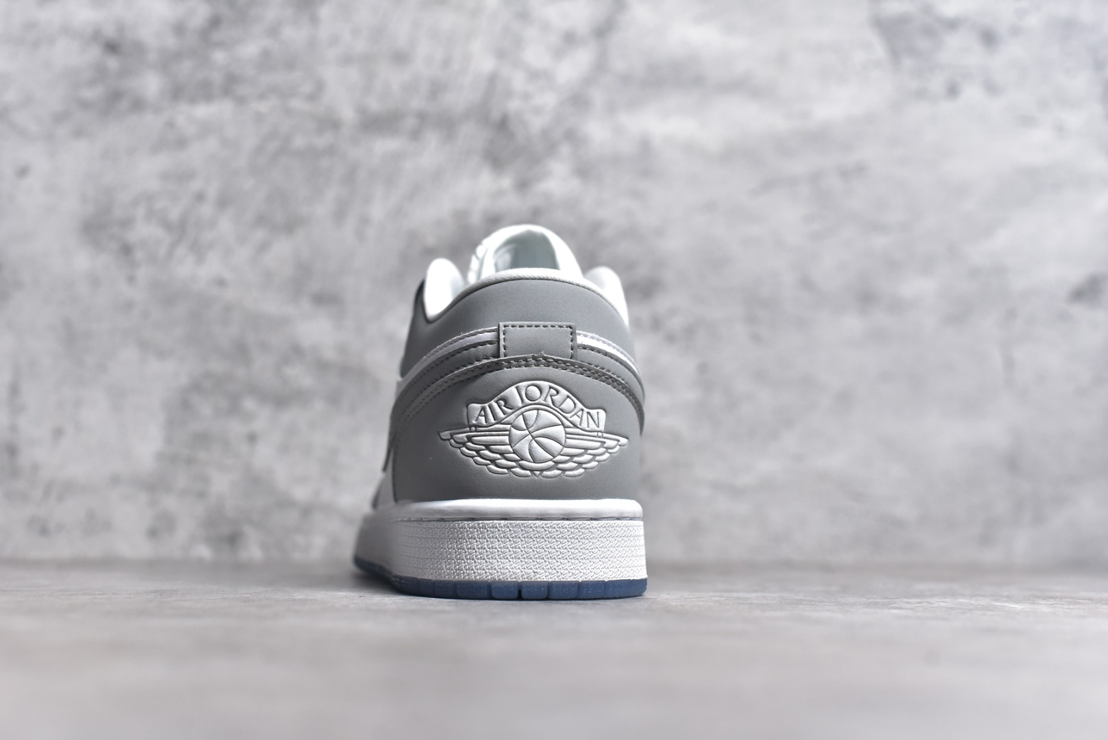 图片[5]-#特价 头层皮️ 性价比天花板级 Air Jordan 1 Low 低帮 AJ1乔1低帮休闲板鞋 同步官方配色 市场唯一独家头层皮打造 原鞋原档案开发 原厂皮料 原档冲孔鞋头 正确满胶鞋垫 四线拉帮 原厂织唛标 鞋舌高弹海绵 尺码：36 36.5 37.5 38 38.5 39 40 40.5 41 42 42.5 43 44 44.5 45 46-选品中心