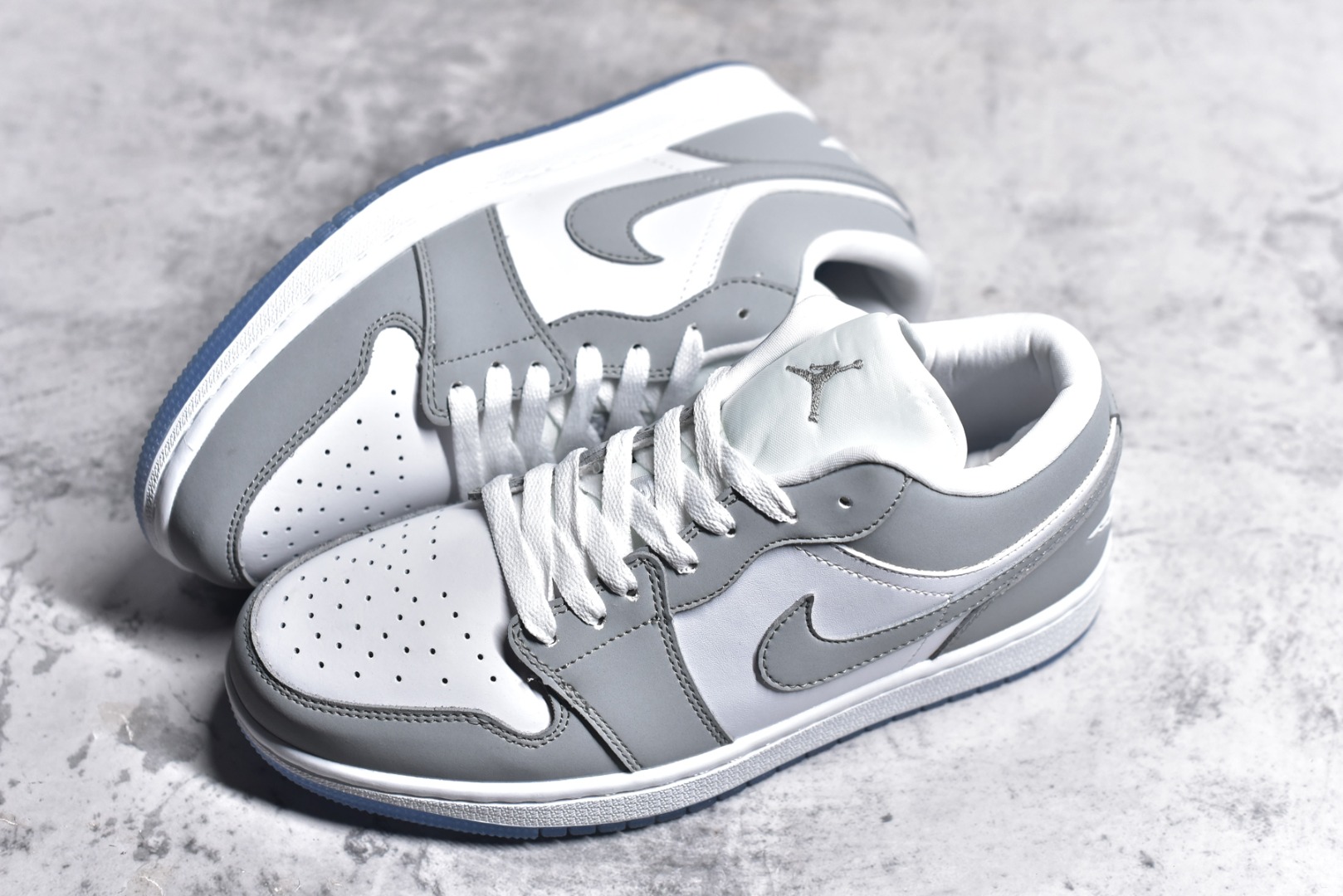 图片[7]-#特价 头层皮️ 性价比天花板级 Air Jordan 1 Low 低帮 AJ1乔1低帮休闲板鞋 同步官方配色 市场唯一独家头层皮打造 原鞋原档案开发 原厂皮料 原档冲孔鞋头 正确满胶鞋垫 四线拉帮 原厂织唛标 鞋舌高弹海绵 尺码：36 36.5 37.5 38 38.5 39 40 40.5 41 42 42.5 43 44 44.5 45 46-选品中心
