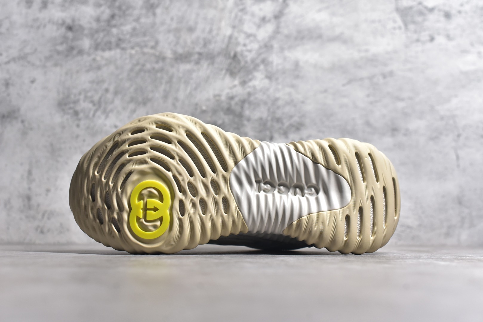 图片[6]-#纯原 古驰Gu Ripple新款老爹鞋 黑银色 采用创新缝线工艺制作打造如水般的流动质感 设计搭配三维立体互扣式双G皮革贴饰和Gucci字母金属配件，以3D效果成就整款鞋履自在的流动质感 新鞋款黑银色拼接，黑色网布细节，Gucci字母金属配件鞋舌 非常复古 尺码：35 36 37 38 39 40 41 42 43 44 45-选品中心
