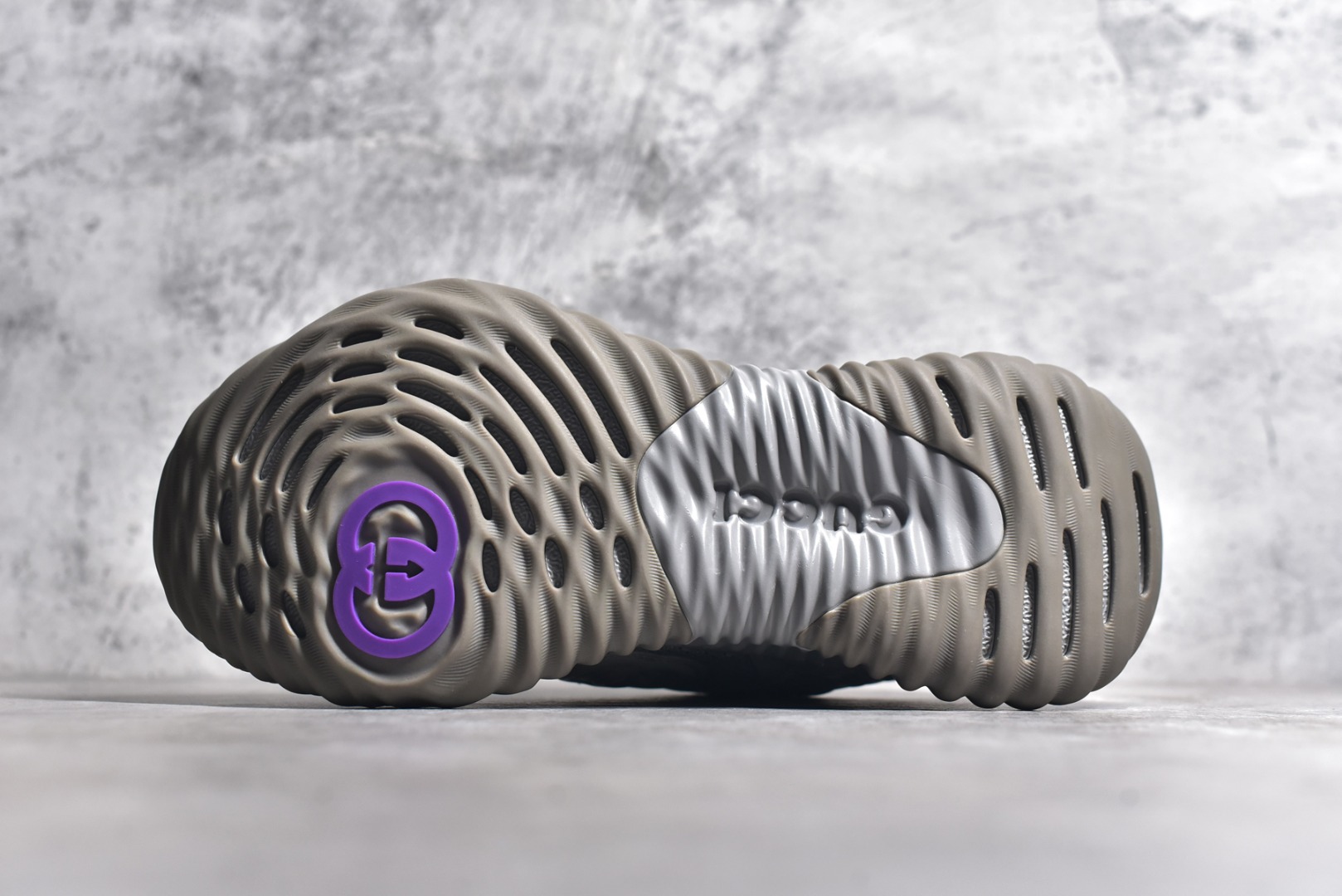 图片[6]-#纯原 古驰Gu Ripple新款老爹鞋 黑银色 采用创新缝线工艺制作打造如水般的流动质感 设计搭配三维立体互扣式双G皮革贴饰和Gucci字母金属配件，以3D效果成就整款鞋履自在的流动质感 新鞋款黑银色拼接，黑色网布细节，Gucci字母金属配件鞋舌 非常复古 尺码：35 36 37 38 39 40 41 42 43 44 45-选品中心