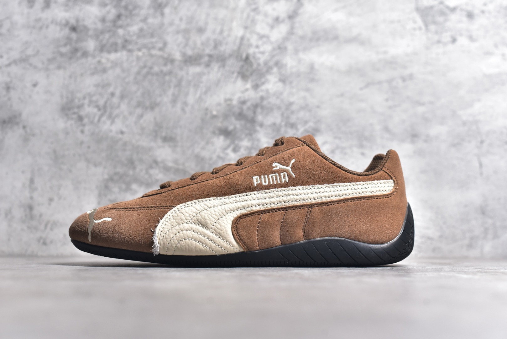 #纯原 PUMA Speedca OG 彪马极速赛车系列低帮德训风拼接复古百搭休闲运动赛车鞋 鞋款从80、90年代赛车手所穿的防火赛车鞋为原型，鞋身线条模仿了赛车的流线廓形，体现了空气动力学原理的结构。简约流畅的外观，恰好又和贯穿其中的Formstrip Logo融合恰到好处，视觉上细节丰富且协调。本次Speedcat OG鞋款归来，最大看点自然式保留了窄版鞋型以及薄底构造。这两年各品牌鞋底越做越厚，Speedcat反其道而行之，上脚几乎无鞋底的效果带来耳目一新的视觉体验。鞋面依旧是以质感细腻的麂皮材质打造，并且大面积近乎全包裹的使用，复古味道也愈发浓烈。配色上更是将最原始的黑色和红色带回，向F1赛车队的标志性队服致敬。相信让各位一眼种草的更多是出挑的大红色，上脚即可瞬间点亮整体造型，在以球鞋为核心的OOTD中脱颖而出。而另一款黑色则是低调的万金油，彰显新潮个性的同时又不喧宾夺主，也是热爱简约系穿搭朋友的首选。 尺码：36 37 37.5 38 38.5 39 40 40.5 41 42 42.5 43 44 44.5 45 46-选品中心