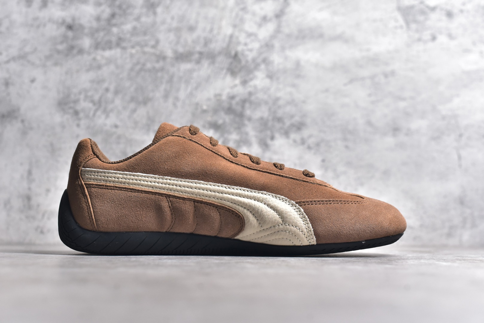 图片[3]-#纯原 PUMA Speedca OG 彪马极速赛车系列低帮德训风拼接复古百搭休闲运动赛车鞋 鞋款从80、90年代赛车手所穿的防火赛车鞋为原型，鞋身线条模仿了赛车的流线廓形，体现了空气动力学原理的结构。简约流畅的外观，恰好又和贯穿其中的Formstrip Logo融合恰到好处，视觉上细节丰富且协调。本次Speedcat OG鞋款归来，最大看点自然式保留了窄版鞋型以及薄底构造。这两年各品牌鞋底越做越厚，Speedcat反其道而行之，上脚几乎无鞋底的效果带来耳目一新的视觉体验。鞋面依旧是以质感细腻的麂皮材质打造，并且大面积近乎全包裹的使用，复古味道也愈发浓烈。配色上更是将最原始的黑色和红色带回，向F1赛车队的标志性队服致敬。相信让各位一眼种草的更多是出挑的大红色，上脚即可瞬间点亮整体造型，在以球鞋为核心的OOTD中脱颖而出。而另一款黑色则是低调的万金油，彰显新潮个性的同时又不喧宾夺主，也是热爱简约系穿搭朋友的首选。 尺码：36 37 37.5 38 38.5 39 40 40.5 41 42 42.5 43 44 44.5 45 46-选品中心