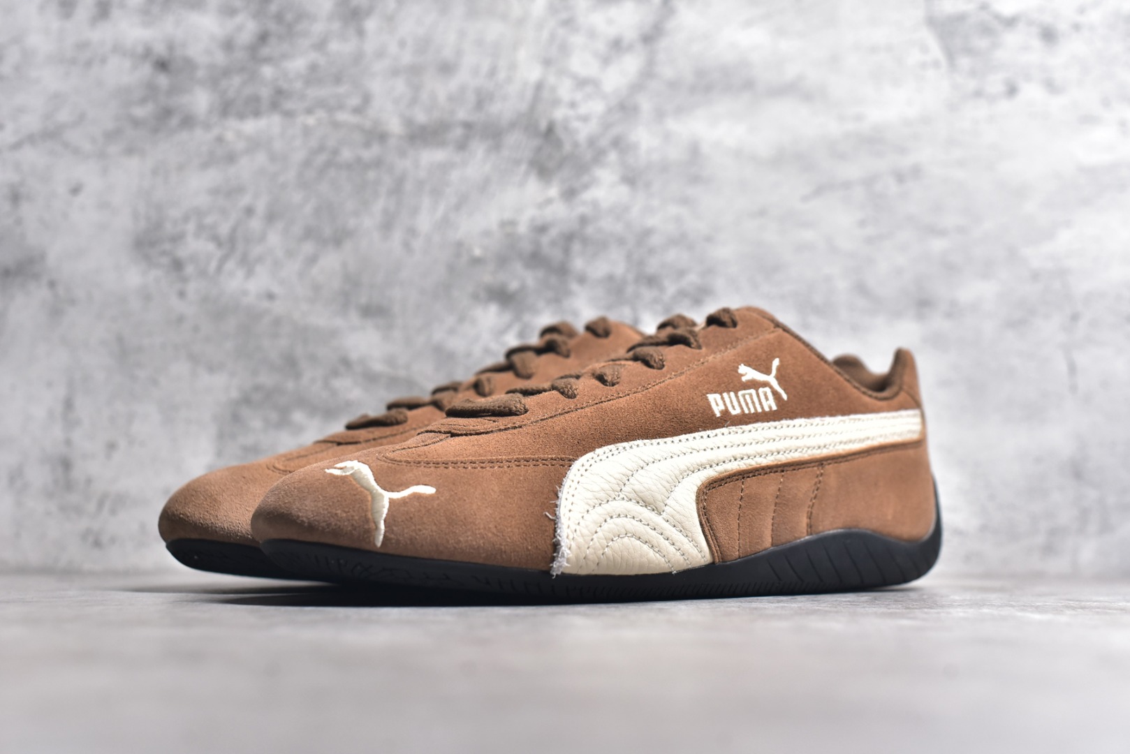 图片[2]-#纯原 PUMA Speedca OG 彪马极速赛车系列低帮德训风拼接复古百搭休闲运动赛车鞋 鞋款从80、90年代赛车手所穿的防火赛车鞋为原型，鞋身线条模仿了赛车的流线廓形，体现了空气动力学原理的结构。简约流畅的外观，恰好又和贯穿其中的Formstrip Logo融合恰到好处，视觉上细节丰富且协调。本次Speedcat OG鞋款归来，最大看点自然式保留了窄版鞋型以及薄底构造。这两年各品牌鞋底越做越厚，Speedcat反其道而行之，上脚几乎无鞋底的效果带来耳目一新的视觉体验。鞋面依旧是以质感细腻的麂皮材质打造，并且大面积近乎全包裹的使用，复古味道也愈发浓烈。配色上更是将最原始的黑色和红色带回，向F1赛车队的标志性队服致敬。相信让各位一眼种草的更多是出挑的大红色，上脚即可瞬间点亮整体造型，在以球鞋为核心的OOTD中脱颖而出。而另一款黑色则是低调的万金油，彰显新潮个性的同时又不喧宾夺主，也是热爱简约系穿搭朋友的首选。 尺码：36 37 37.5 38 38.5 39 40 40.5 41 42 42.5 43 44 44.5 45 46-选品中心