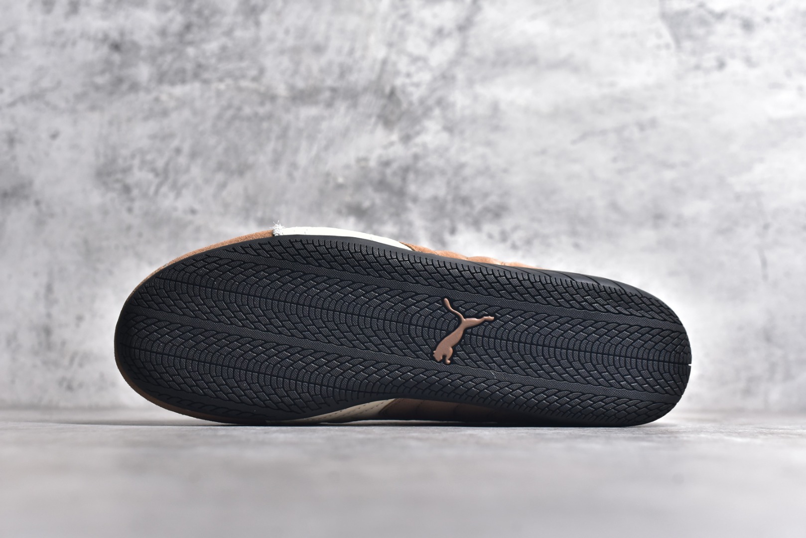 图片[6]-#纯原 PUMA Speedca OG 彪马极速赛车系列低帮德训风拼接复古百搭休闲运动赛车鞋 鞋款从80、90年代赛车手所穿的防火赛车鞋为原型，鞋身线条模仿了赛车的流线廓形，体现了空气动力学原理的结构。简约流畅的外观，恰好又和贯穿其中的Formstrip Logo融合恰到好处，视觉上细节丰富且协调。本次Speedcat OG鞋款归来，最大看点自然式保留了窄版鞋型以及薄底构造。这两年各品牌鞋底越做越厚，Speedcat反其道而行之，上脚几乎无鞋底的效果带来耳目一新的视觉体验。鞋面依旧是以质感细腻的麂皮材质打造，并且大面积近乎全包裹的使用，复古味道也愈发浓烈。配色上更是将最原始的黑色和红色带回，向F1赛车队的标志性队服致敬。相信让各位一眼种草的更多是出挑的大红色，上脚即可瞬间点亮整体造型，在以球鞋为核心的OOTD中脱颖而出。而另一款黑色则是低调的万金油，彰显新潮个性的同时又不喧宾夺主，也是热爱简约系穿搭朋友的首选。 尺码：36 37 37.5 38 38.5 39 40 40.5 41 42 42.5 43 44 44.5 45 46-选品中心