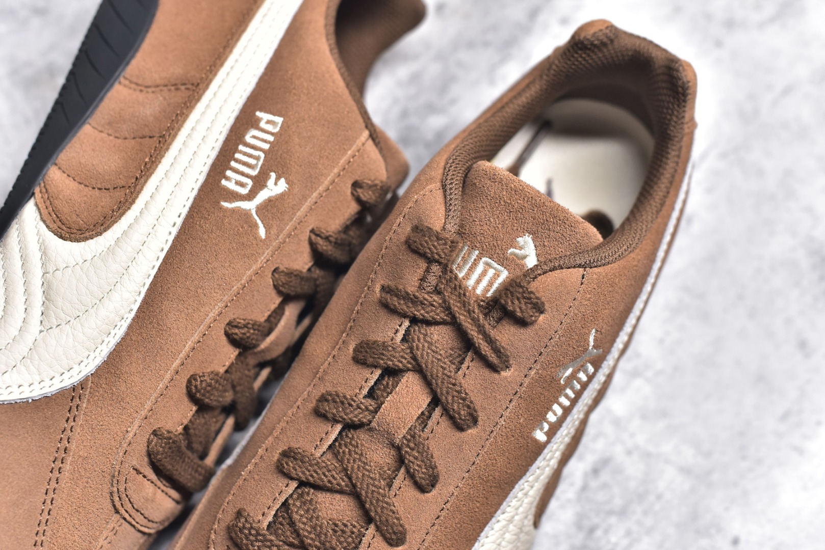 图片[9]-#纯原 PUMA Speedca OG 彪马极速赛车系列低帮德训风拼接复古百搭休闲运动赛车鞋 鞋款从80、90年代赛车手所穿的防火赛车鞋为原型，鞋身线条模仿了赛车的流线廓形，体现了空气动力学原理的结构。简约流畅的外观，恰好又和贯穿其中的Formstrip Logo融合恰到好处，视觉上细节丰富且协调。本次Speedcat OG鞋款归来，最大看点自然式保留了窄版鞋型以及薄底构造。这两年各品牌鞋底越做越厚，Speedcat反其道而行之，上脚几乎无鞋底的效果带来耳目一新的视觉体验。鞋面依旧是以质感细腻的麂皮材质打造，并且大面积近乎全包裹的使用，复古味道也愈发浓烈。配色上更是将最原始的黑色和红色带回，向F1赛车队的标志性队服致敬。相信让各位一眼种草的更多是出挑的大红色，上脚即可瞬间点亮整体造型，在以球鞋为核心的OOTD中脱颖而出。而另一款黑色则是低调的万金油，彰显新潮个性的同时又不喧宾夺主，也是热爱简约系穿搭朋友的首选。 尺码：36 37 37.5 38 38.5 39 40 40.5 41 42 42.5 43 44 44.5 45 46-选品中心
