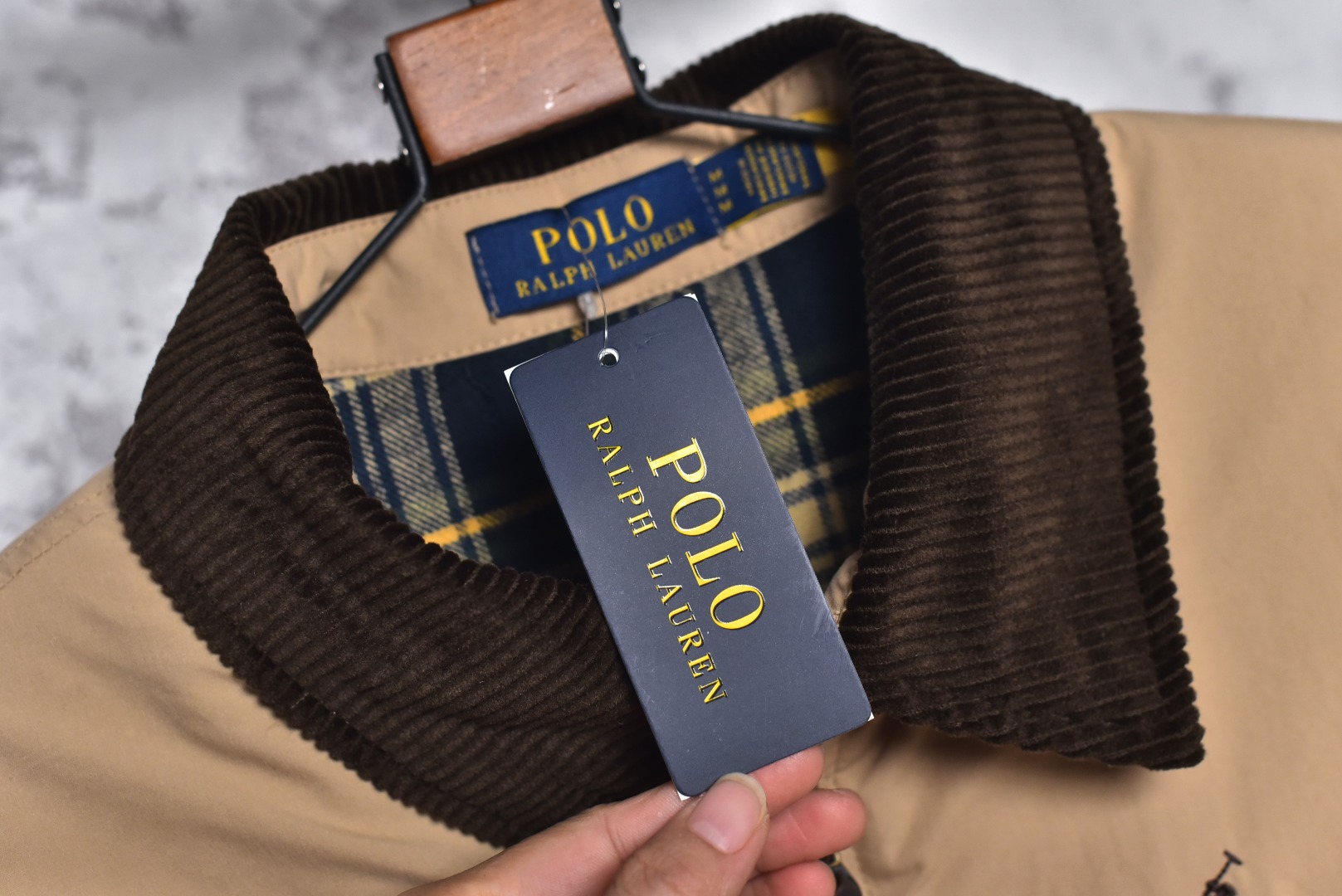 图片[7]-#Ralph Lauren/拉夫劳伦 24Fw R52小马标刺绣薄款棉服外套 经典的版型设计，面料为高密夫砂洗纯棉面料，定织灯芯绒面料，手感细腻顺滑厚实，内里格纹里布，胸前小马标刺绣标志，开模五金辅料，口袋定制小标，休闲风格和街头潮流元素完美融合，非常适合中性穿搭，外套的面料质感十分出色，穿着舒适，是一款非常百搭的潮流外套，原版开发，纯棉面料，精致刺绣，四季常青款 尺码：M-XXL-选品中心