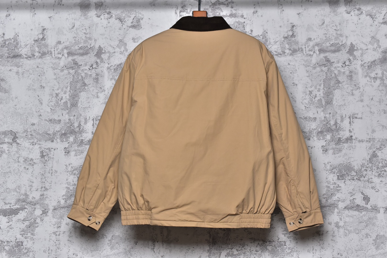 图片[2]-#Ralph Lauren/拉夫劳伦 24Fw R52小马标刺绣薄款棉服外套 经典的版型设计，面料为高密夫砂洗纯棉面料，定织灯芯绒面料，手感细腻顺滑厚实，内里格纹里布，胸前小马标刺绣标志，开模五金辅料，口袋定制小标，休闲风格和街头潮流元素完美融合，非常适合中性穿搭，外套的面料质感十分出色，穿着舒适，是一款非常百搭的潮流外套，原版开发，纯棉面料，精致刺绣，四季常青款 尺码：M-XXL-选品中心