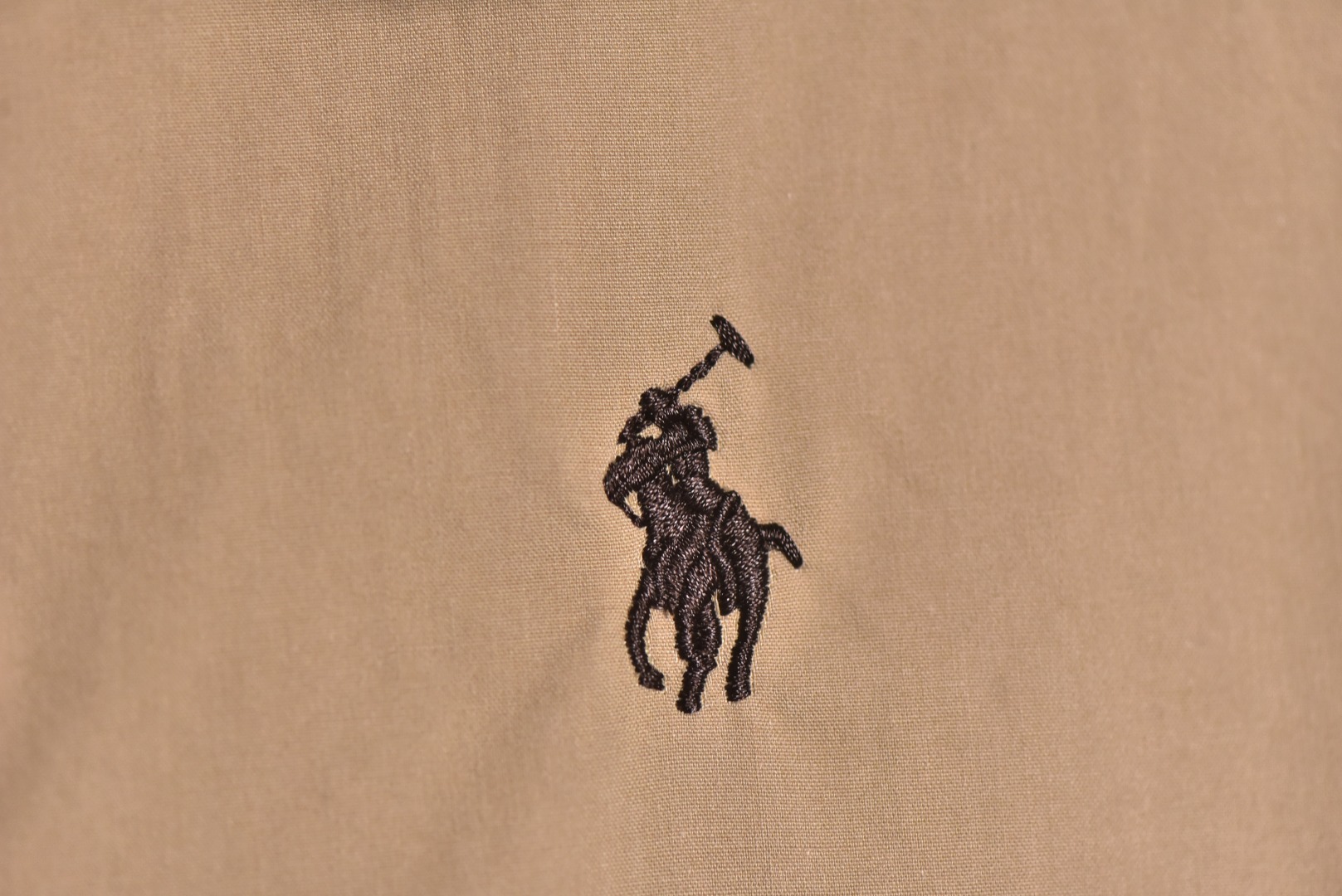 图片[3]-#Ralph Lauren/拉夫劳伦 24Fw R52小马标刺绣薄款棉服外套 经典的版型设计，面料为高密夫砂洗纯棉面料，定织灯芯绒面料，手感细腻顺滑厚实，内里格纹里布，胸前小马标刺绣标志，开模五金辅料，口袋定制小标，休闲风格和街头潮流元素完美融合，非常适合中性穿搭，外套的面料质感十分出色，穿着舒适，是一款非常百搭的潮流外套，原版开发，纯棉面料，精致刺绣，四季常青款 尺码：M-XXL-选品中心