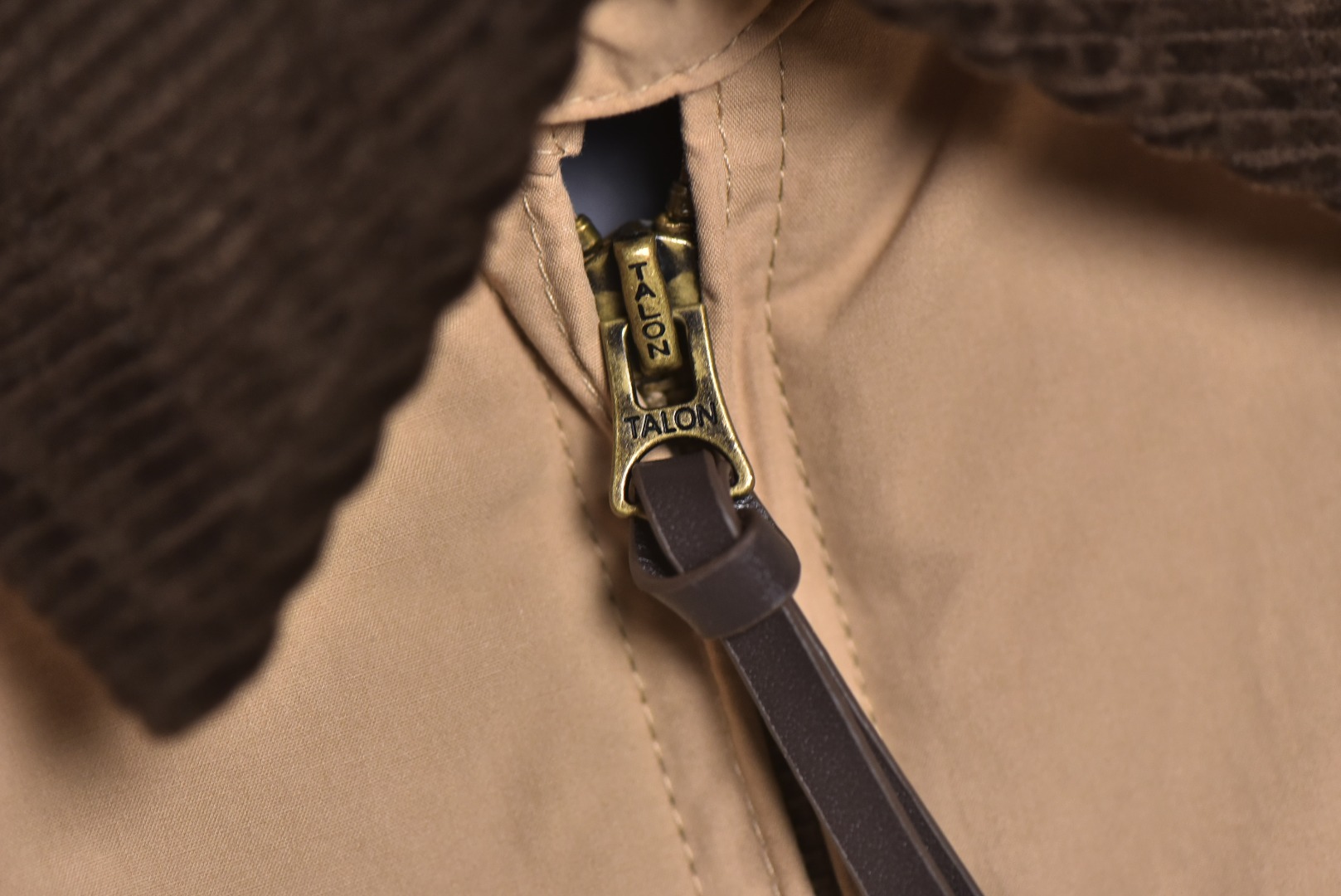 图片[8]-#Ralph Lauren/拉夫劳伦 24Fw R52小马标刺绣薄款棉服外套 经典的版型设计，面料为高密夫砂洗纯棉面料，定织灯芯绒面料，手感细腻顺滑厚实，内里格纹里布，胸前小马标刺绣标志，开模五金辅料，口袋定制小标，休闲风格和街头潮流元素完美融合，非常适合中性穿搭，外套的面料质感十分出色，穿着舒适，是一款非常百搭的潮流外套，原版开发，纯棉面料，精致刺绣，四季常青款 尺码：M-XXL-选品中心