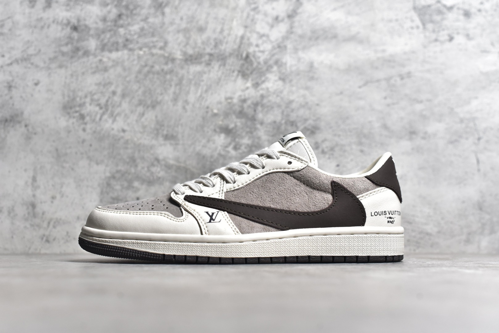 #特价 ️ravis Scott x NK Air Jordan 1 Low x Louis Vuitton 米棕 Air Jordan 1 Low 反转米棕倒钩 性价比天花板 全鞋采用原装头层皮，用料扎实 精雕细琢 鞋型极致还原 飞翼3D打印改良 深度立体 四线中底拉帮皮料选材 钢印 背胶一应俱全 全新批次 原装原模大底全鞋原厂定制皮料，手感细腻正确折边工艺 完美细节诠释 货号：LX1988 100 尺码：36 36.5 37.5 38 38.5 39 40 40.5 41 42 42.5 43 44 44.5 45 46-选品中心