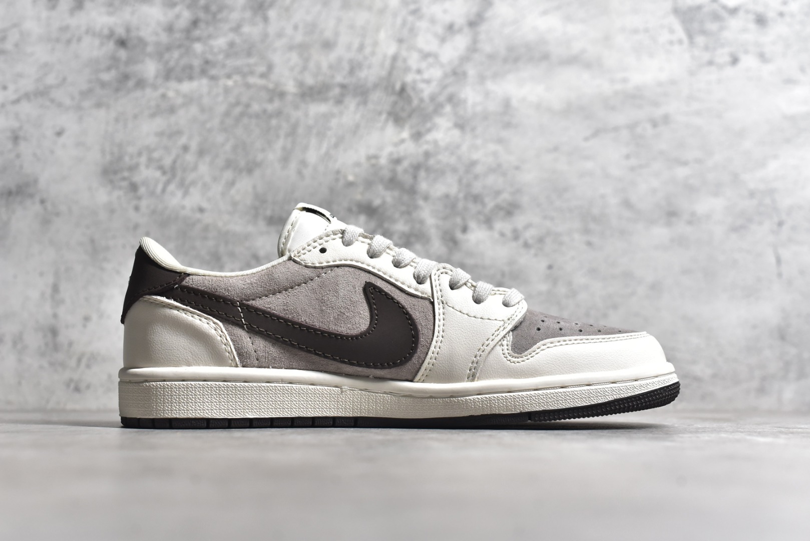 图片[3]-#特价 ️ravis Scott x NK Air Jordan 1 Low x Louis Vuitton 米棕 Air Jordan 1 Low 反转米棕倒钩 性价比天花板 全鞋采用原装头层皮，用料扎实 精雕细琢 鞋型极致还原 飞翼3D打印改良 深度立体 四线中底拉帮皮料选材 钢印 背胶一应俱全 全新批次 原装原模大底全鞋原厂定制皮料，手感细腻正确折边工艺 完美细节诠释 货号：LX1988 100 尺码：36 36.5 37.5 38 38.5 39 40 40.5 41 42 42.5 43 44 44.5 45 46-选品中心