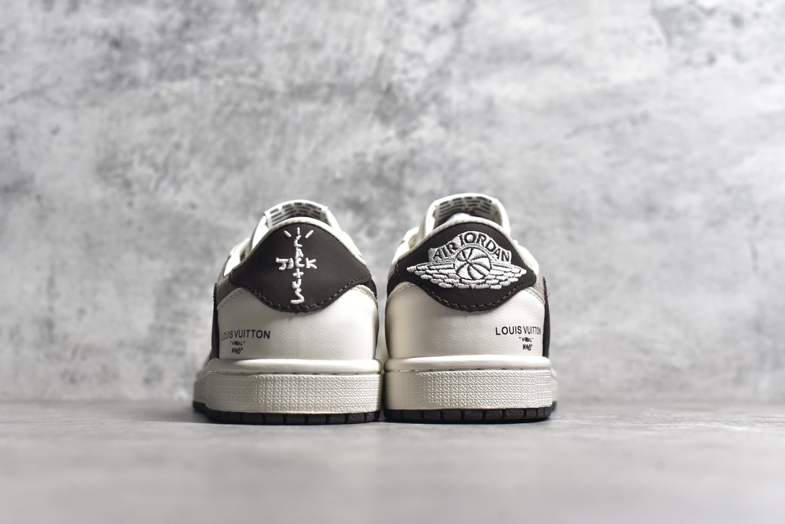 图片[5]-#特价 ️ravis Scott x NK Air Jordan 1 Low x Louis Vuitton 米棕 Air Jordan 1 Low 反转米棕倒钩 性价比天花板 全鞋采用原装头层皮，用料扎实 精雕细琢 鞋型极致还原 飞翼3D打印改良 深度立体 四线中底拉帮皮料选材 钢印 背胶一应俱全 全新批次 原装原模大底全鞋原厂定制皮料，手感细腻正确折边工艺 完美细节诠释 货号：LX1988 100 尺码：36 36.5 37.5 38 38.5 39 40 40.5 41 42 42.5 43 44 44.5 45 46-选品中心