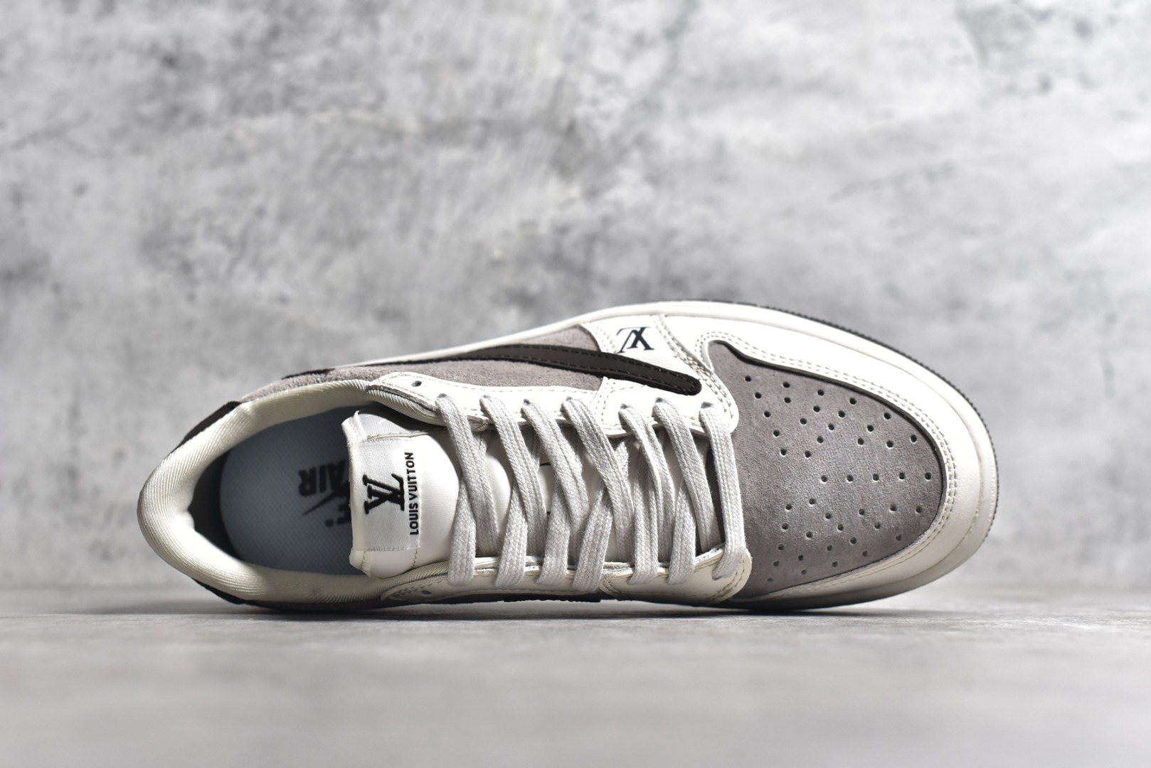 图片[4]-#特价 ️ravis Scott x NK Air Jordan 1 Low x Louis Vuitton 米棕 Air Jordan 1 Low 反转米棕倒钩 性价比天花板 全鞋采用原装头层皮，用料扎实 精雕细琢 鞋型极致还原 飞翼3D打印改良 深度立体 四线中底拉帮皮料选材 钢印 背胶一应俱全 全新批次 原装原模大底全鞋原厂定制皮料，手感细腻正确折边工艺 完美细节诠释 货号：LX1988 100 尺码：36 36.5 37.5 38 38.5 39 40 40.5 41 42 42.5 43 44 44.5 45 46-选品中心