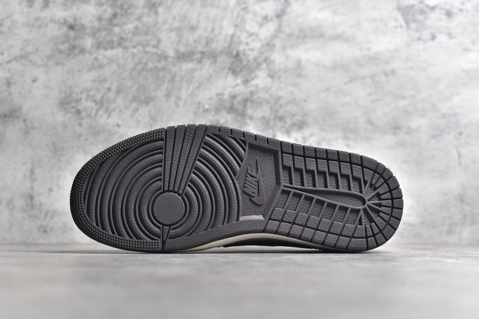 图片[6]-#特价 ️ravis Scott x NK Air Jordan 1 Low x Louis Vuitton 米棕 Air Jordan 1 Low 反转米棕倒钩 性价比天花板 全鞋采用原装头层皮，用料扎实 精雕细琢 鞋型极致还原 飞翼3D打印改良 深度立体 四线中底拉帮皮料选材 钢印 背胶一应俱全 全新批次 原装原模大底全鞋原厂定制皮料，手感细腻正确折边工艺 完美细节诠释 货号：LX1988 100 尺码：36 36.5 37.5 38 38.5 39 40 40.5 41 42 42.5 43 44 44.5 45 46-选品中心