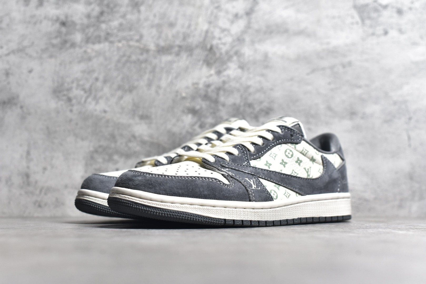 图片[2]-#特价 ️ravis Scott x NK Air Jordan 1 Low x Louis Vuitton 米棕 Air Jordan 1 Low 反转米棕倒钩 性价比天花板 全鞋采用原装头层皮，用料扎实 精雕细琢 鞋型极致还原 飞翼3D打印改良 深度立体 四线中底拉帮皮料选材 钢印 背胶一应俱全 全新批次 原装原模大底全鞋原厂定制皮料，手感细腻正确折边工艺 完美细节诠释 货号：LX1988 100 尺码：36 36.5 37.5 38 38.5 39 40 40.5 41 42 42.5 43 44 44.5 45 46-选品中心