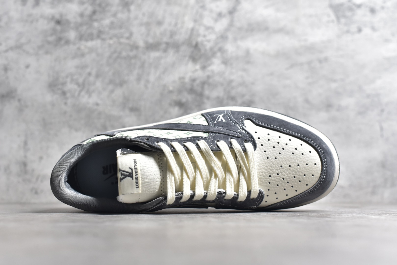 图片[4]-#特价 ️ravis Scott x NK Air Jordan 1 Low x Louis Vuitton 米棕 Air Jordan 1 Low 反转米棕倒钩 性价比天花板 全鞋采用原装头层皮，用料扎实 精雕细琢 鞋型极致还原 飞翼3D打印改良 深度立体 四线中底拉帮皮料选材 钢印 背胶一应俱全 全新批次 原装原模大底全鞋原厂定制皮料，手感细腻正确折边工艺 完美细节诠释 货号：LX1988 100 尺码：36 36.5 37.5 38 38.5 39 40 40.5 41 42 42.5 43 44 44.5 45 46-选品中心