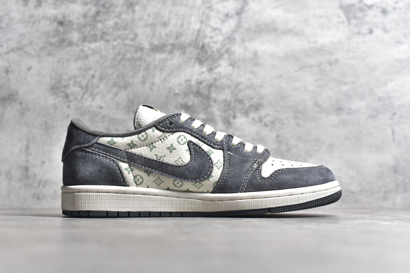 图片[3]-#特价 ️ravis Scott x NK Air Jordan 1 Low x Louis Vuitton 米棕 Air Jordan 1 Low 反转米棕倒钩 性价比天花板 全鞋采用原装头层皮，用料扎实 精雕细琢 鞋型极致还原 飞翼3D打印改良 深度立体 四线中底拉帮皮料选材 钢印 背胶一应俱全 全新批次 原装原模大底全鞋原厂定制皮料，手感细腻正确折边工艺 完美细节诠释 货号：LX1988 100 尺码：36 36.5 37.5 38 38.5 39 40 40.5 41 42 42.5 43 44 44.5 45 46-选品中心