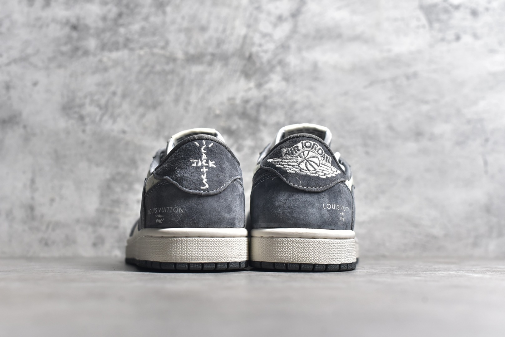 图片[5]-#特价 ️ravis Scott x NK Air Jordan 1 Low x Louis Vuitton 米棕 Air Jordan 1 Low 反转米棕倒钩 性价比天花板 全鞋采用原装头层皮，用料扎实 精雕细琢 鞋型极致还原 飞翼3D打印改良 深度立体 四线中底拉帮皮料选材 钢印 背胶一应俱全 全新批次 原装原模大底全鞋原厂定制皮料，手感细腻正确折边工艺 完美细节诠释 货号：LX1988 100 尺码：36 36.5 37.5 38 38.5 39 40 40.5 41 42 42.5 43 44 44.5 45 46-选品中心