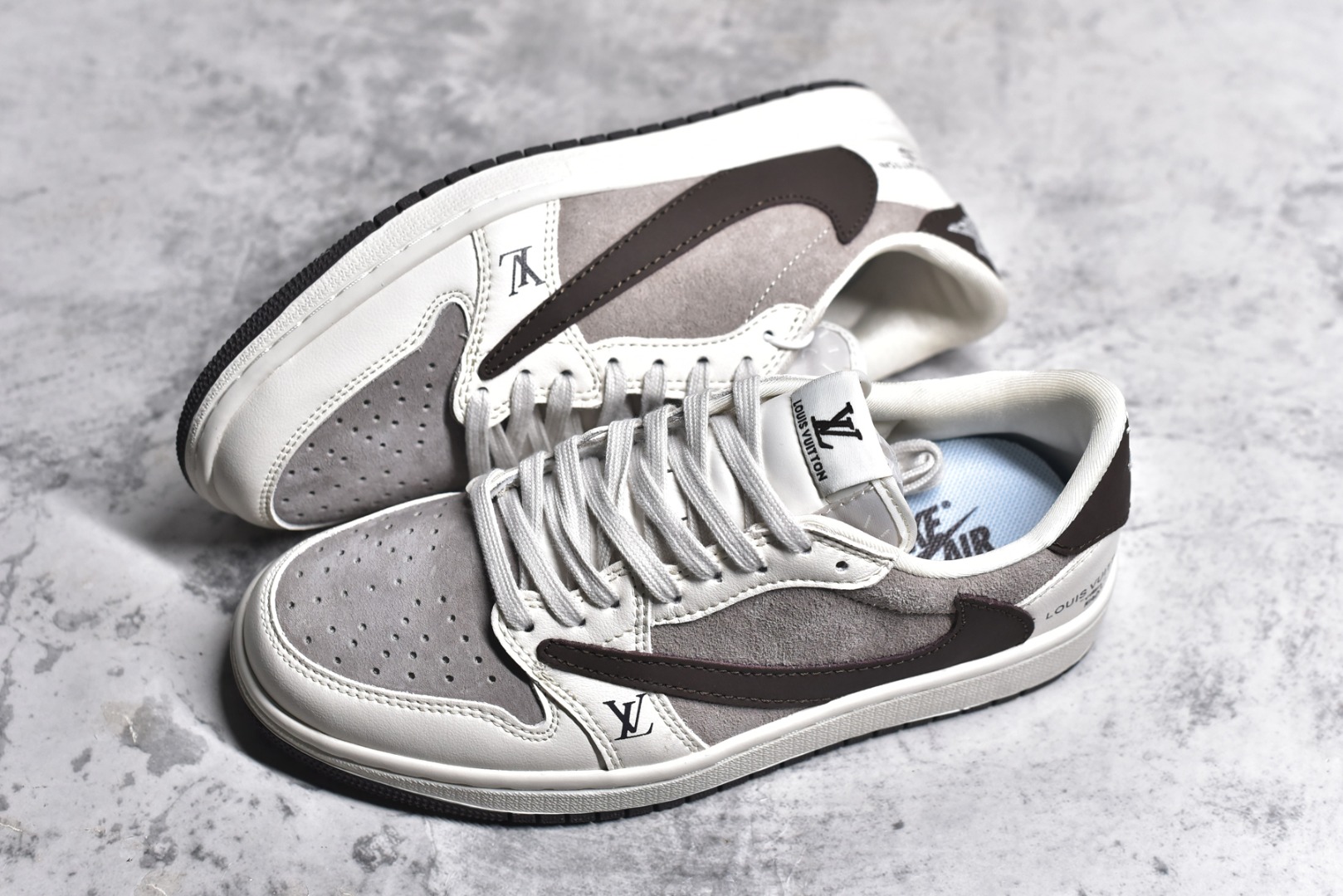 图片[7]-#特价 ️ravis Scott x NK Air Jordan 1 Low x Louis Vuitton 米棕 Air Jordan 1 Low 反转米棕倒钩 性价比天花板 全鞋采用原装头层皮，用料扎实 精雕细琢 鞋型极致还原 飞翼3D打印改良 深度立体 四线中底拉帮皮料选材 钢印 背胶一应俱全 全新批次 原装原模大底全鞋原厂定制皮料，手感细腻正确折边工艺 完美细节诠释 货号：LX1988 100 尺码：36 36.5 37.5 38 38.5 39 40 40.5 41 42 42.5 43 44 44.5 45 46-选品中心