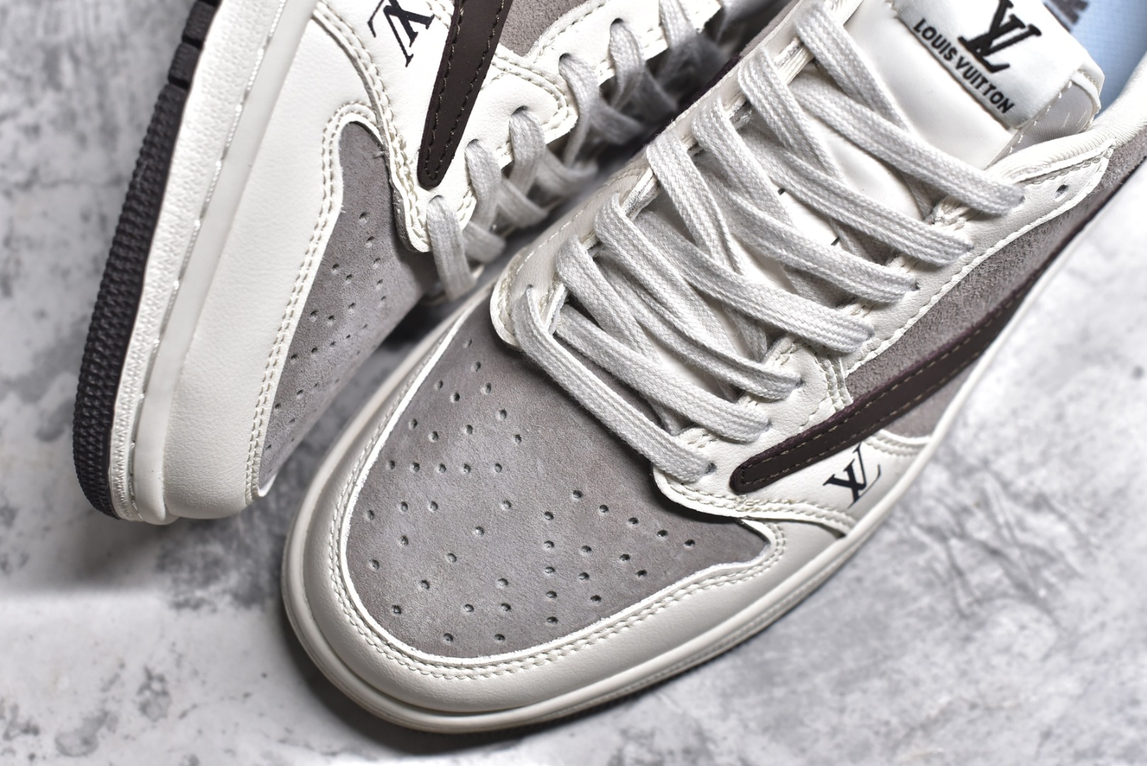 图片[8]-#特价 ️ravis Scott x NK Air Jordan 1 Low x Louis Vuitton 米棕 Air Jordan 1 Low 反转米棕倒钩 性价比天花板 全鞋采用原装头层皮，用料扎实 精雕细琢 鞋型极致还原 飞翼3D打印改良 深度立体 四线中底拉帮皮料选材 钢印 背胶一应俱全 全新批次 原装原模大底全鞋原厂定制皮料，手感细腻正确折边工艺 完美细节诠释 货号：LX1988 100 尺码：36 36.5 37.5 38 38.5 39 40 40.5 41 42 42.5 43 44 44.5 45 46-选品中心