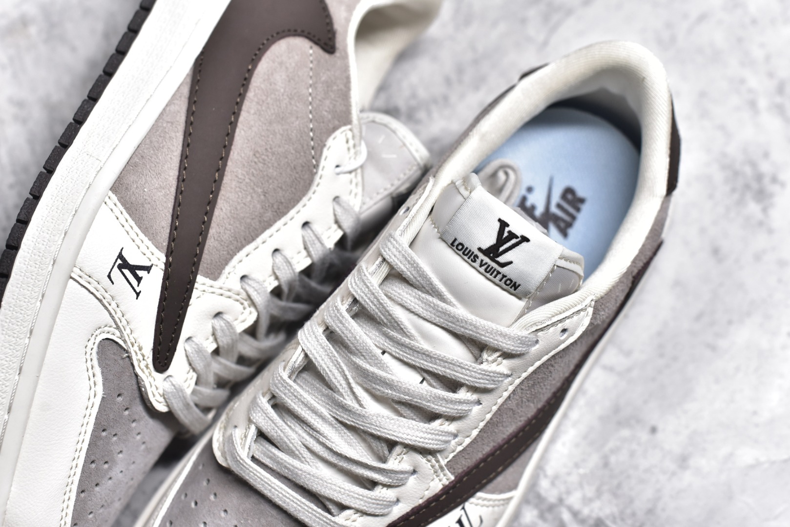 图片[9]-#特价 ️ravis Scott x NK Air Jordan 1 Low x Louis Vuitton 米棕 Air Jordan 1 Low 反转米棕倒钩 性价比天花板 全鞋采用原装头层皮，用料扎实 精雕细琢 鞋型极致还原 飞翼3D打印改良 深度立体 四线中底拉帮皮料选材 钢印 背胶一应俱全 全新批次 原装原模大底全鞋原厂定制皮料，手感细腻正确折边工艺 完美细节诠释 货号：LX1988 100 尺码：36 36.5 37.5 38 38.5 39 40 40.5 41 42 42.5 43 44 44.5 45 46-选品中心