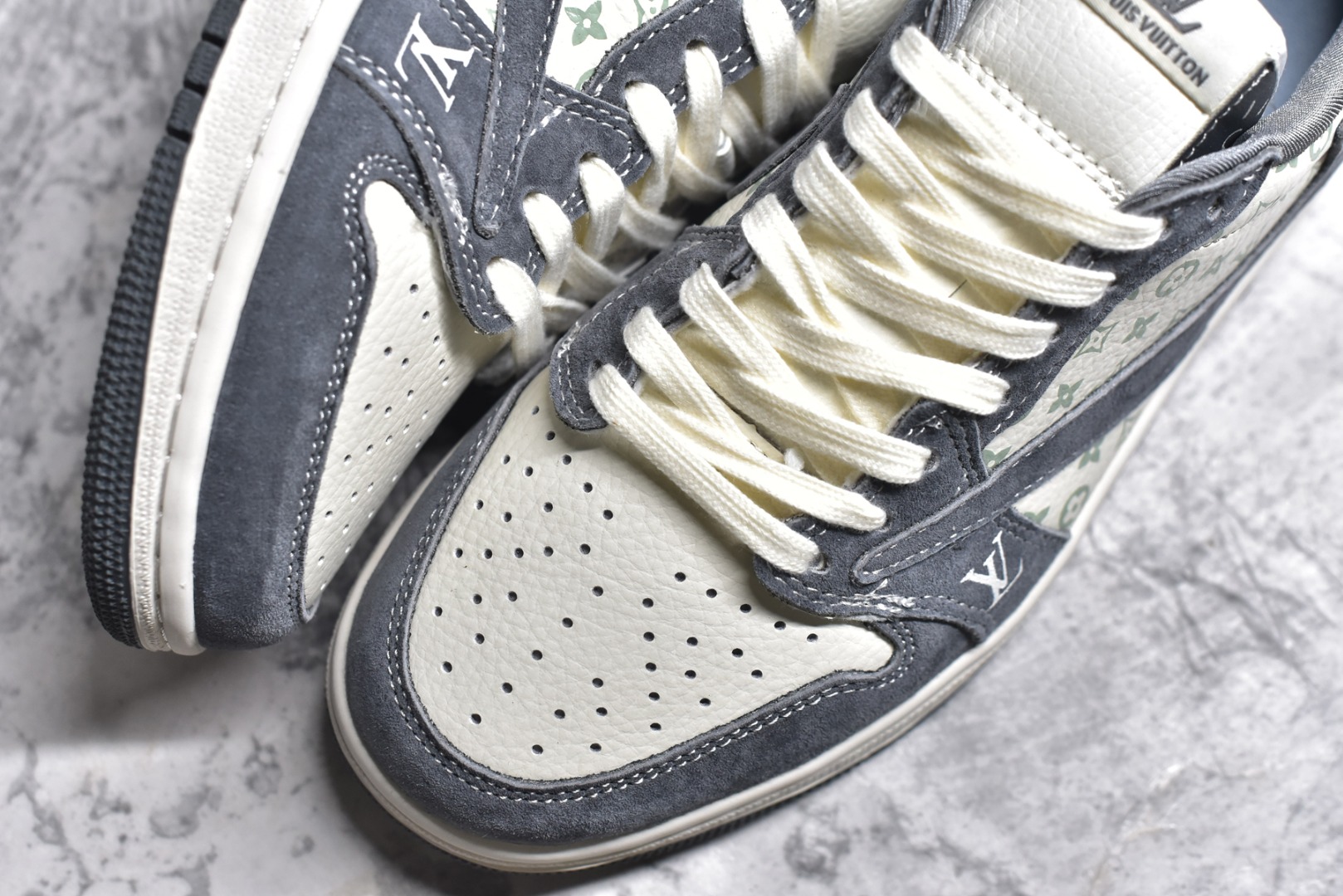 图片[8]-#特价 ️ravis Scott x NK Air Jordan 1 Low x Louis Vuitton 米棕 Air Jordan 1 Low 反转米棕倒钩 性价比天花板 全鞋采用原装头层皮，用料扎实 精雕细琢 鞋型极致还原 飞翼3D打印改良 深度立体 四线中底拉帮皮料选材 钢印 背胶一应俱全 全新批次 原装原模大底全鞋原厂定制皮料，手感细腻正确折边工艺 完美细节诠释 货号：LX1988 100 尺码：36 36.5 37.5 38 38.5 39 40 40.5 41 42 42.5 43 44 44.5 45 46-选品中心